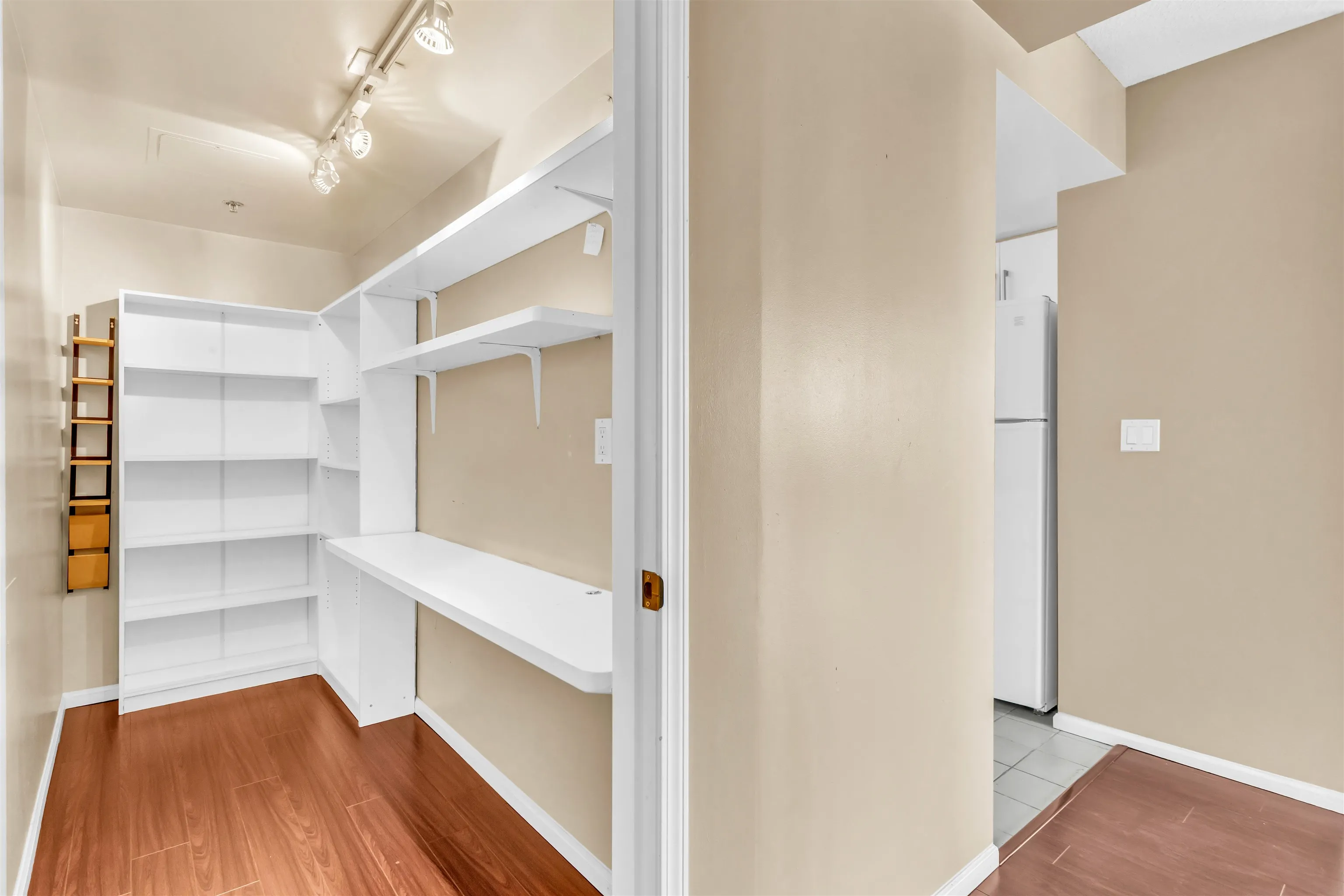 1802 289 Drake Street