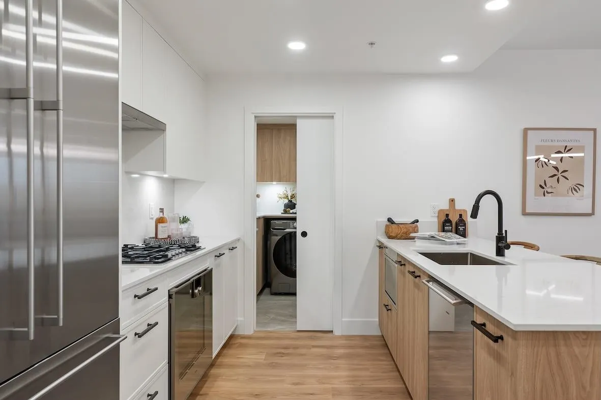1 33160 Plaxton Crescent