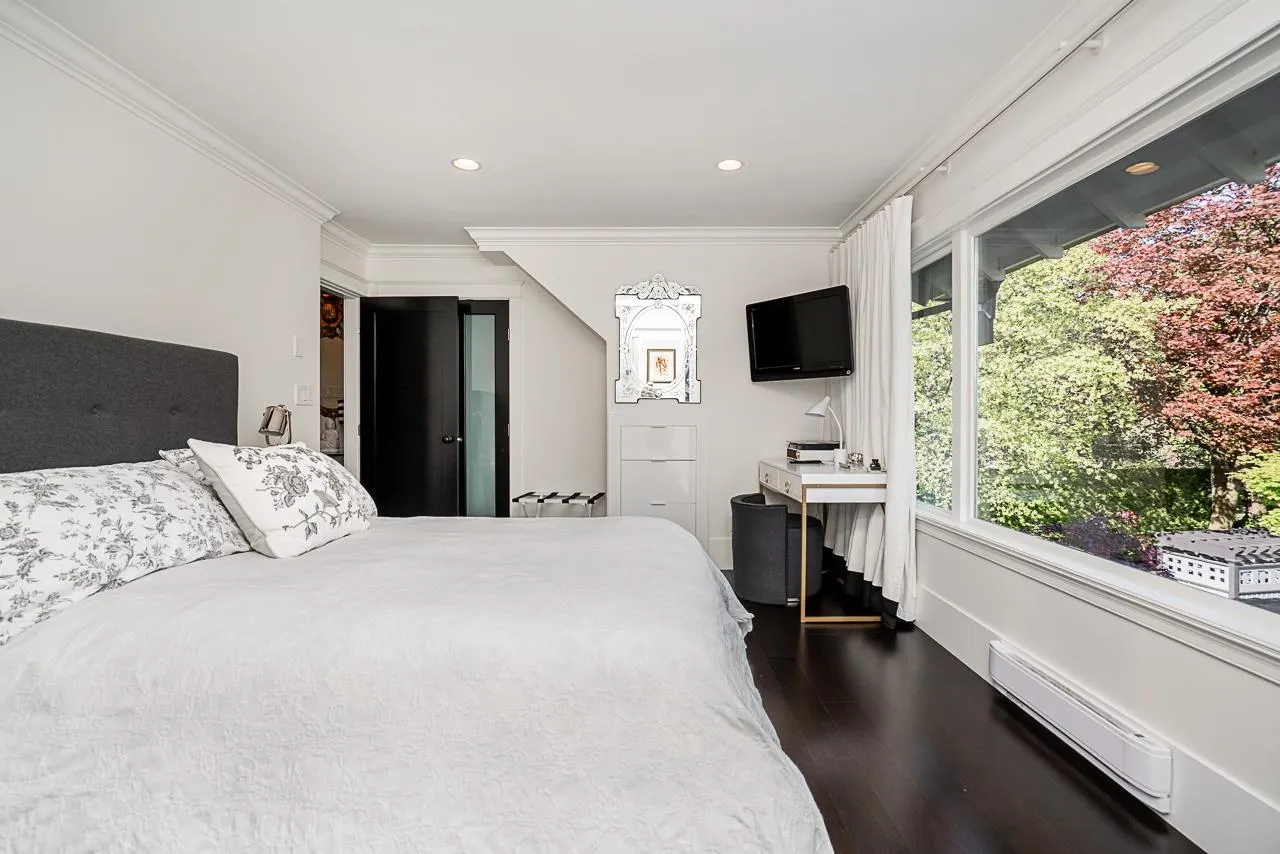 1638 Matthews Avenue