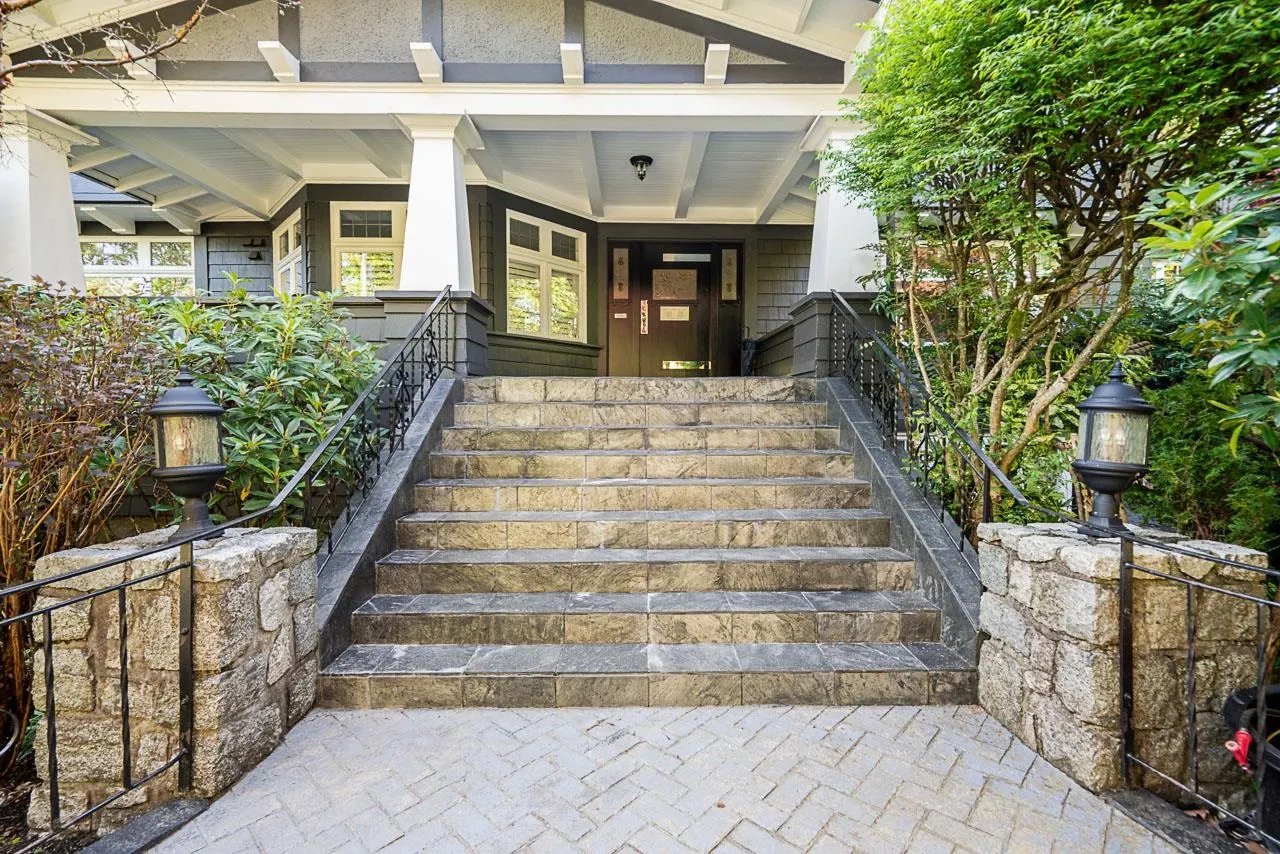 1638 Matthews Avenue