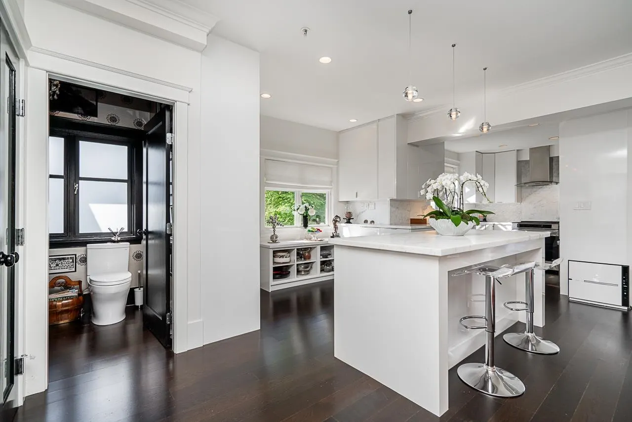 1638 Matthews Avenue