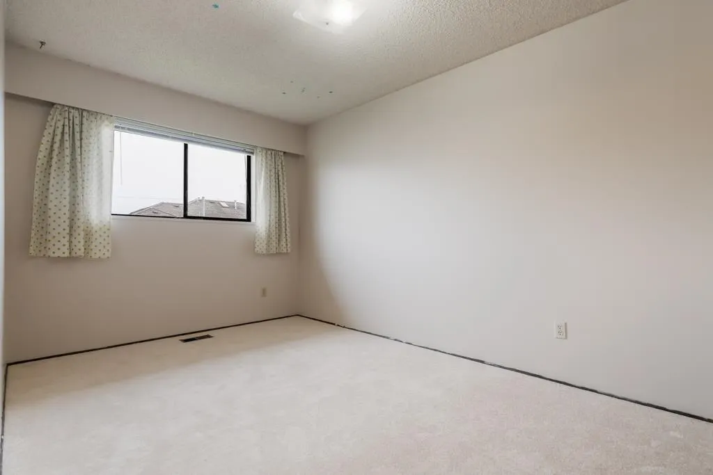8411 Rideau Drive