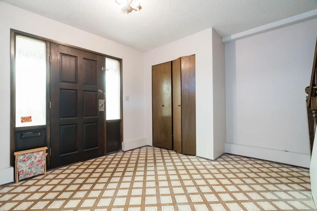 8411 Rideau Drive