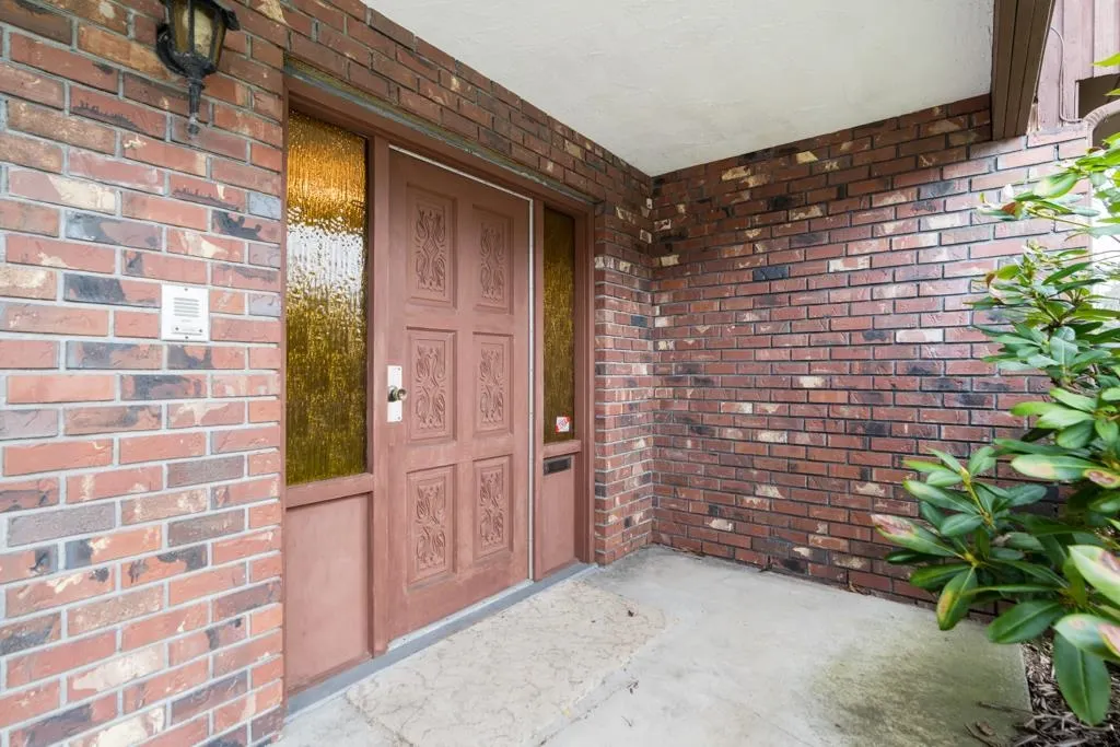 8411 Rideau Drive