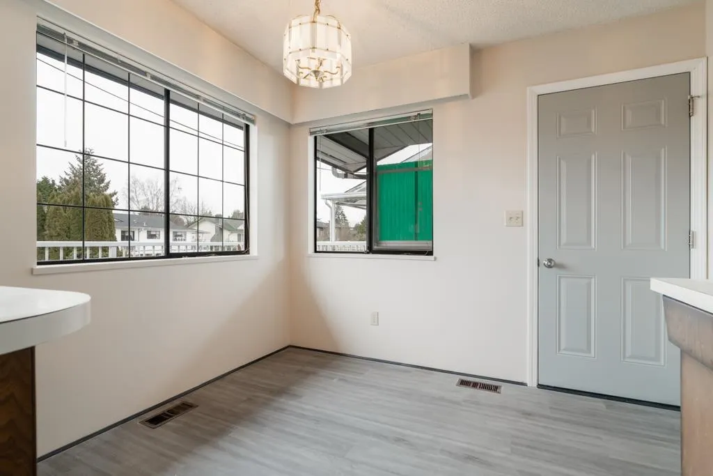 8411 Rideau Drive
