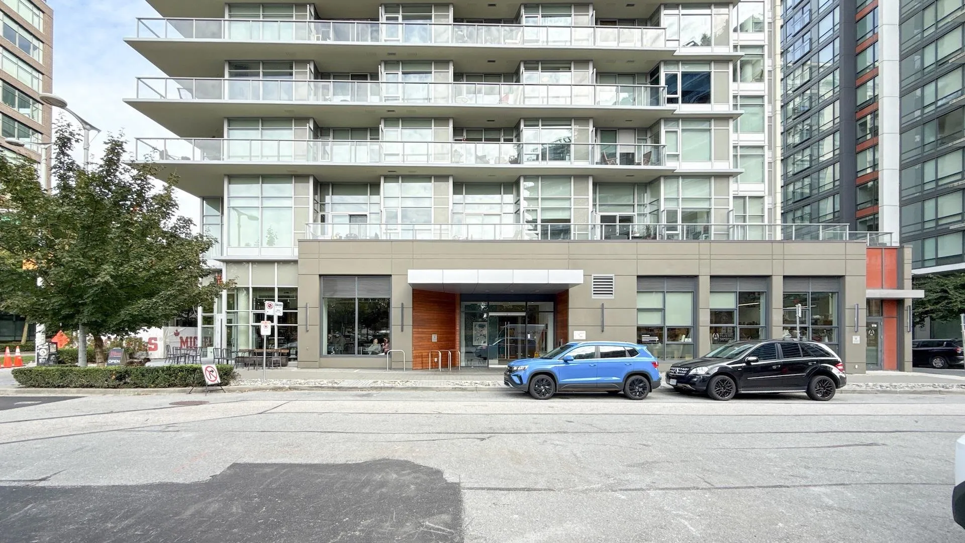 1210 1708 Columbia Street