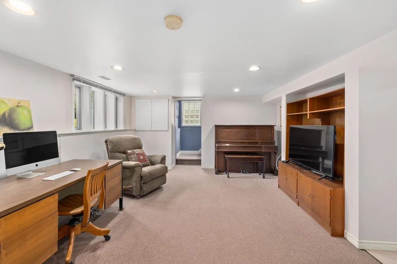 723 E 4th Street
