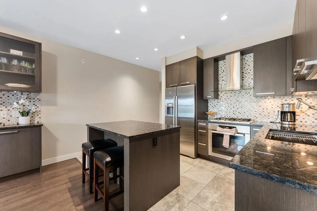 301 4570 Hastings Street