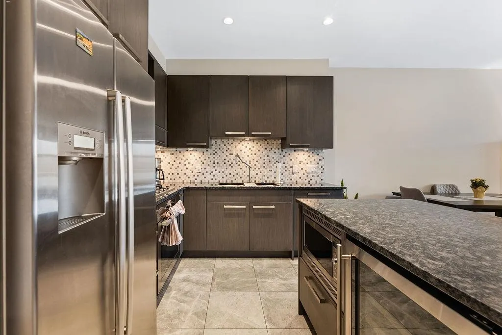 301 4570 Hastings Street