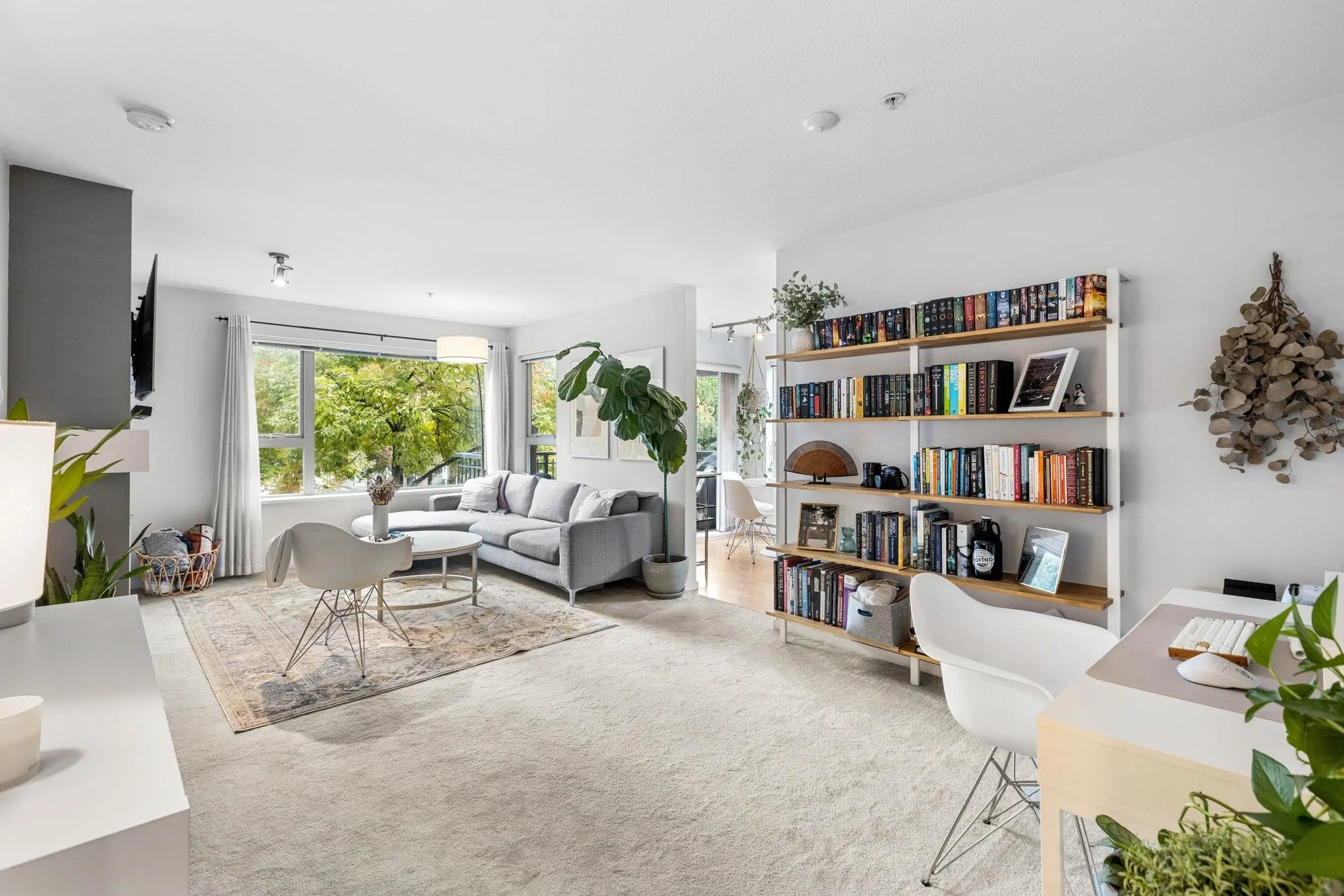 210 200 Klahanie Drive