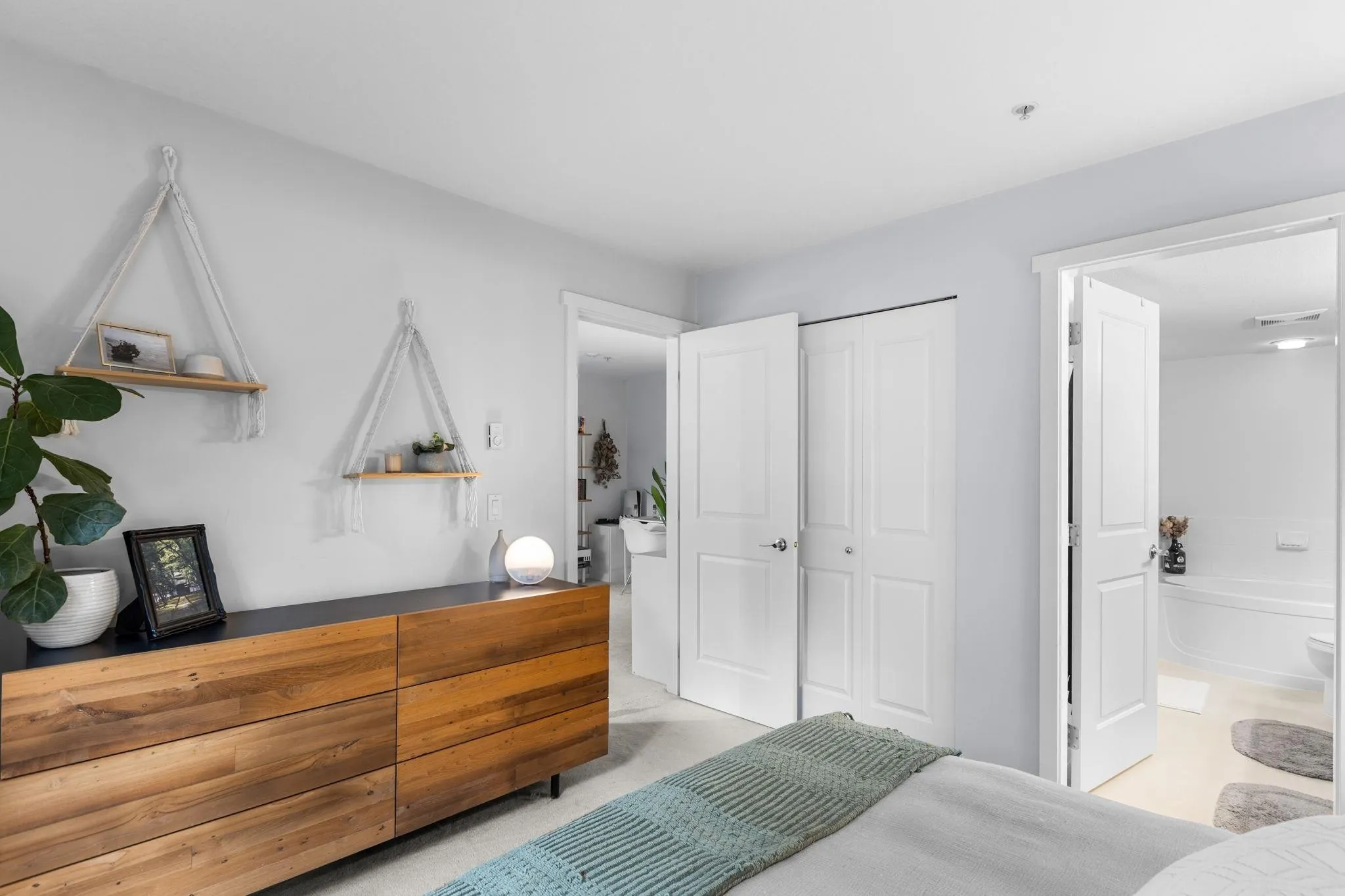 210 200 Klahanie Drive