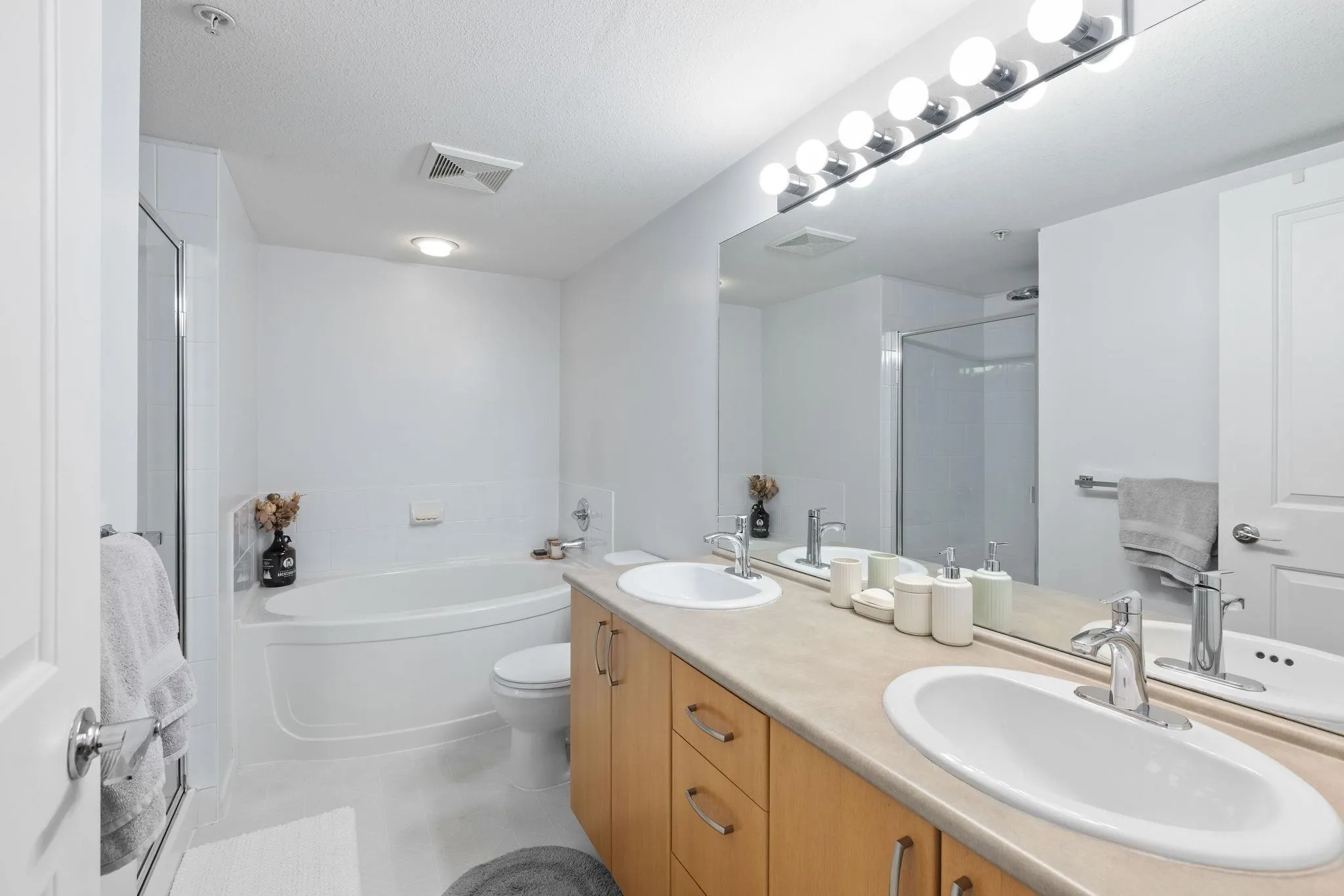 210 200 Klahanie Drive