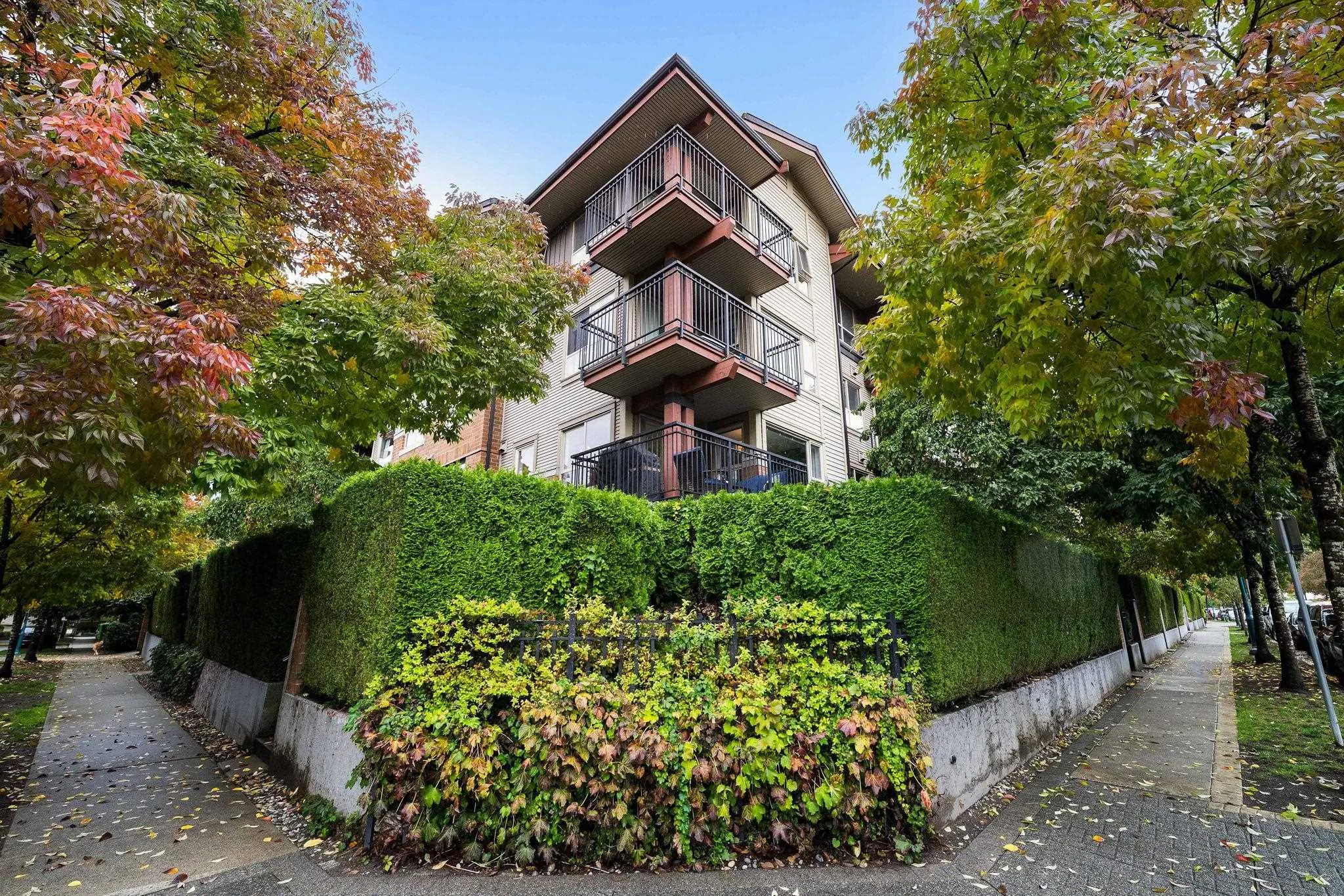 210 200 Klahanie Drive