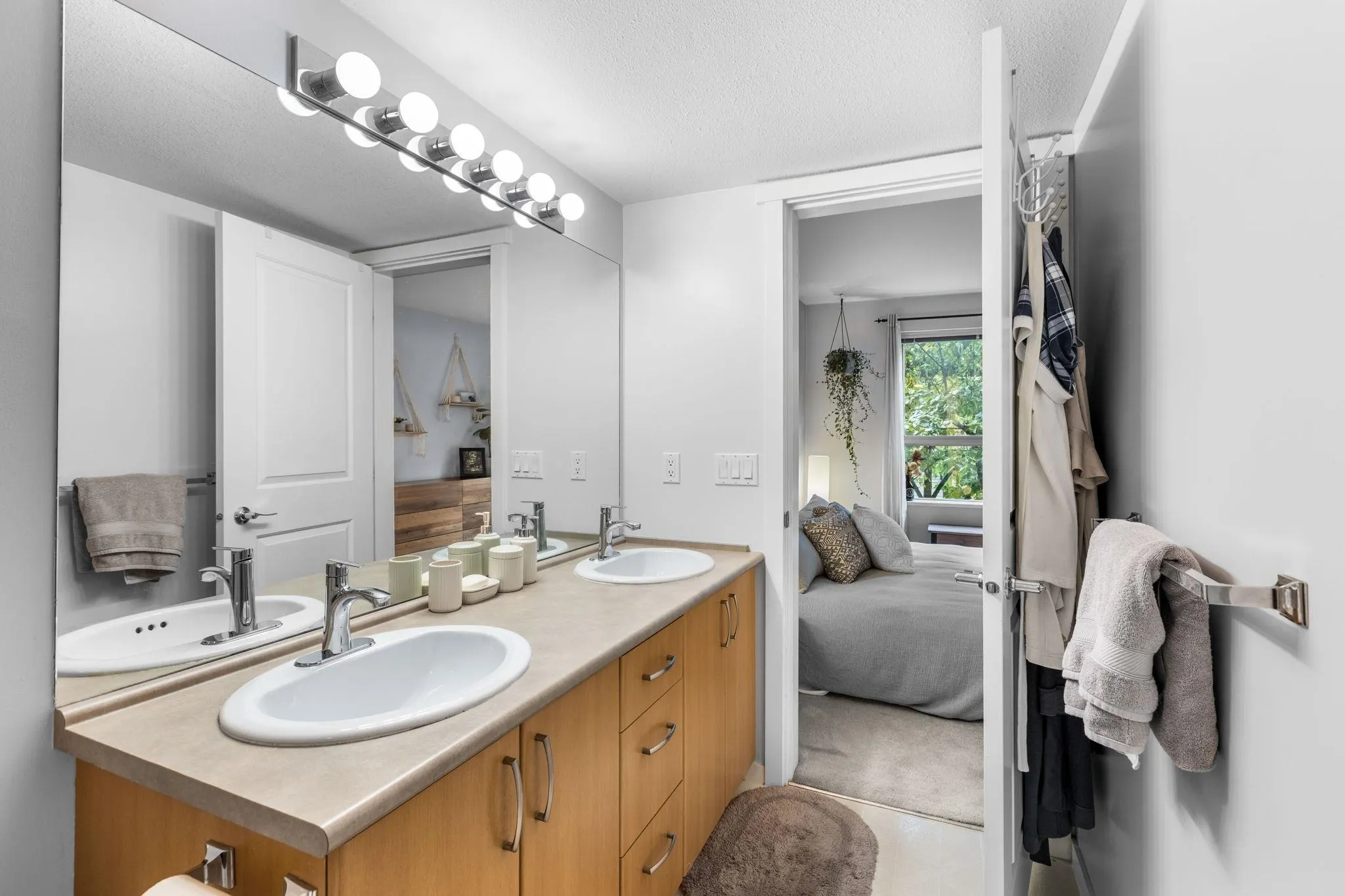 210 200 Klahanie Drive