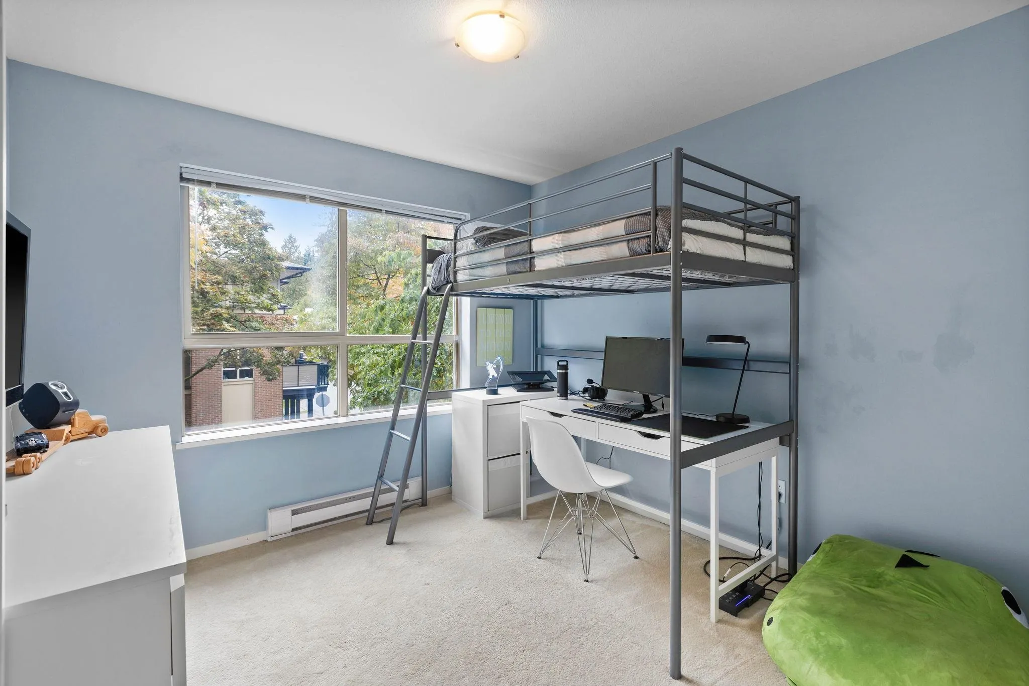 210 200 Klahanie Drive