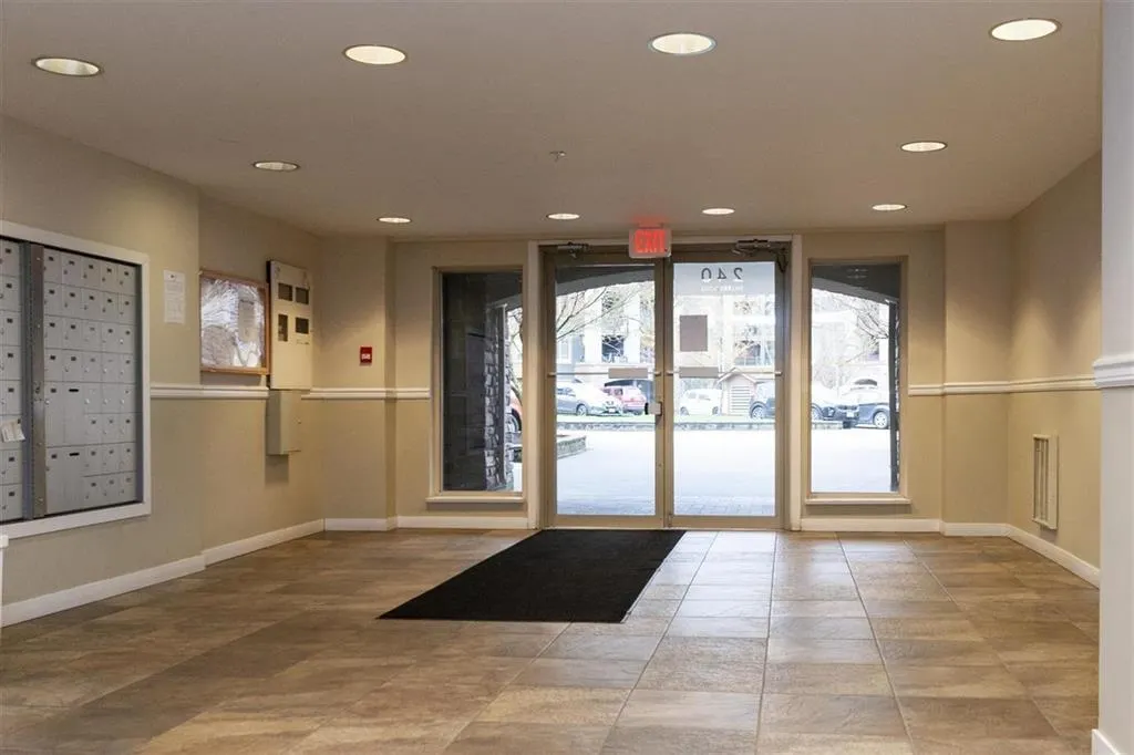 3406 240 Sherbrooke Street