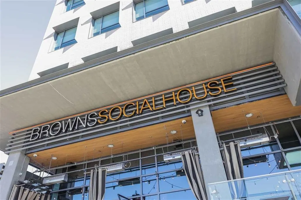 3406 240 Sherbrooke Street