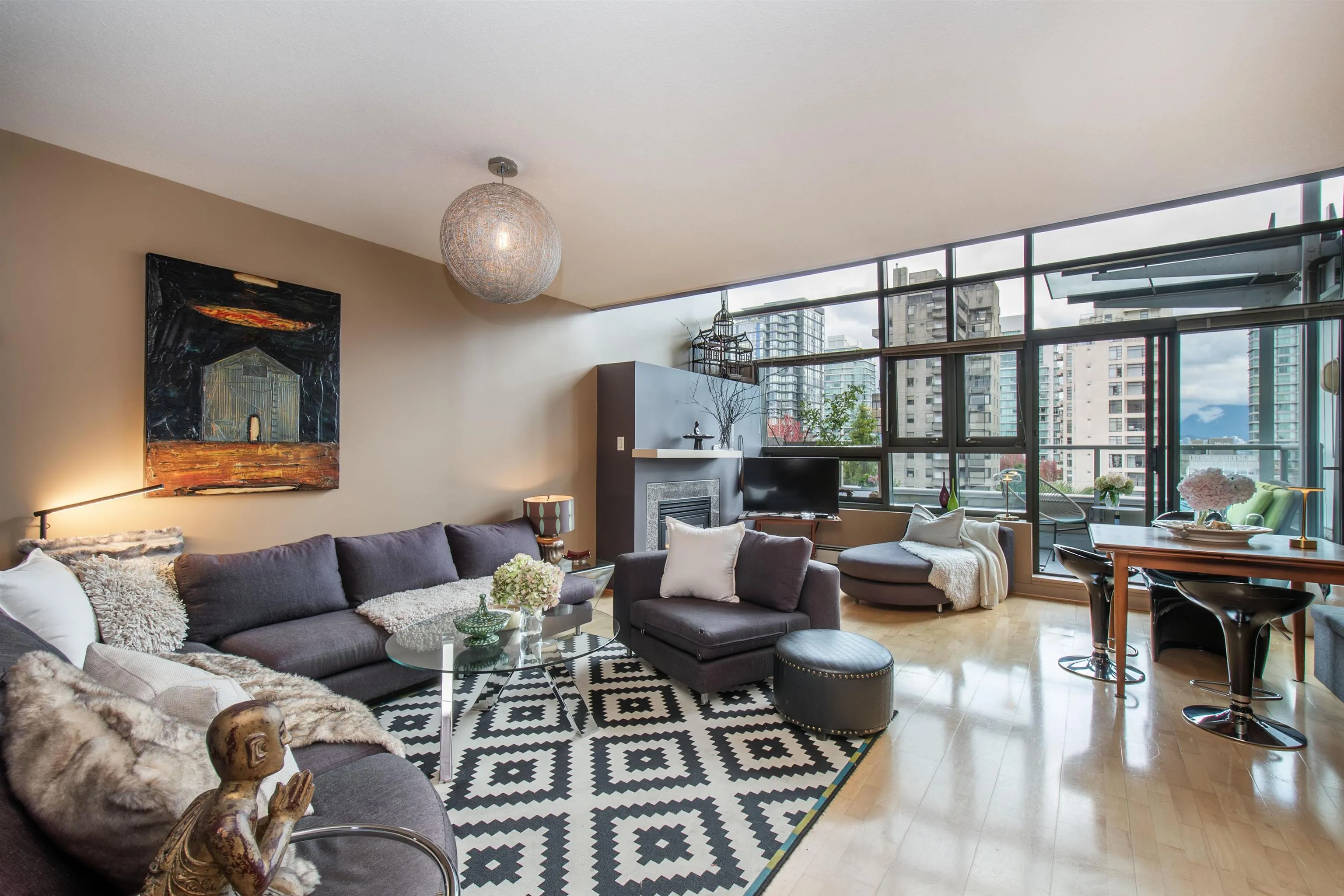 PH4 1688 Robson Street