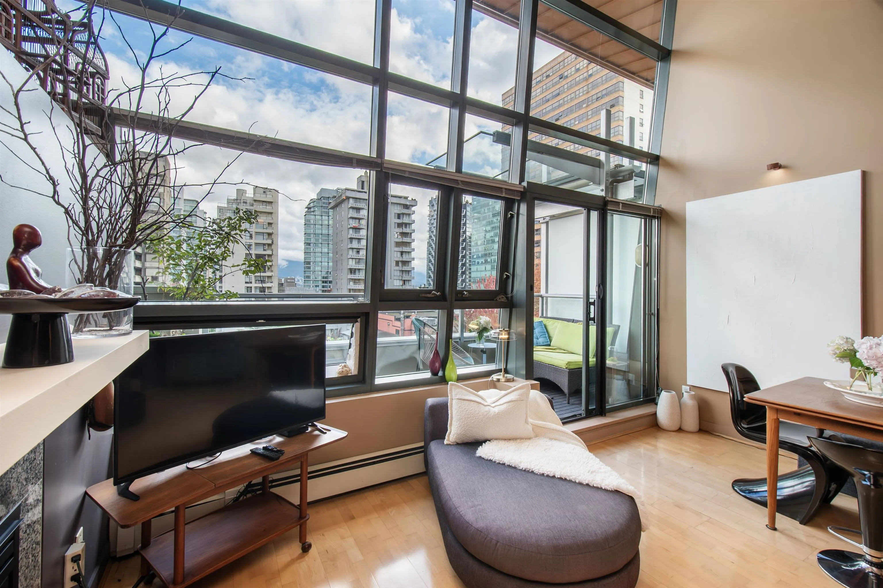 PH4 1688 Robson Street