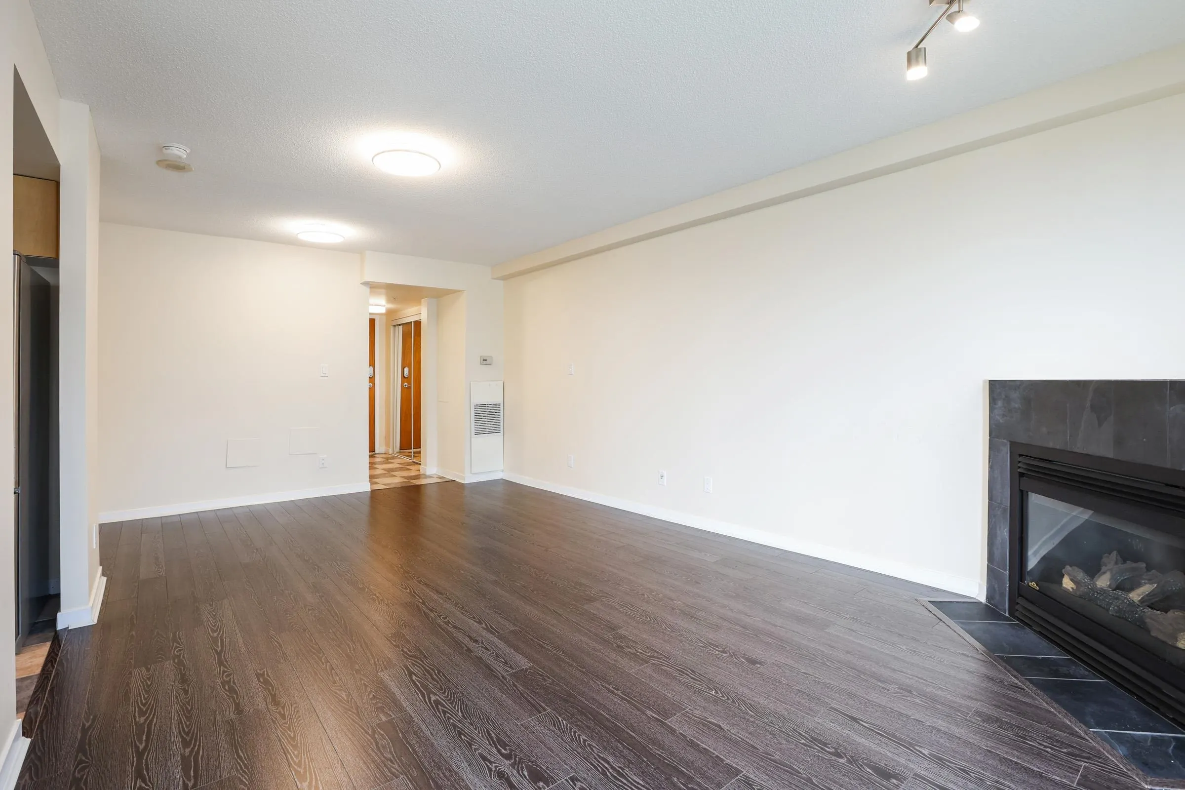 905 63 Keefer Place