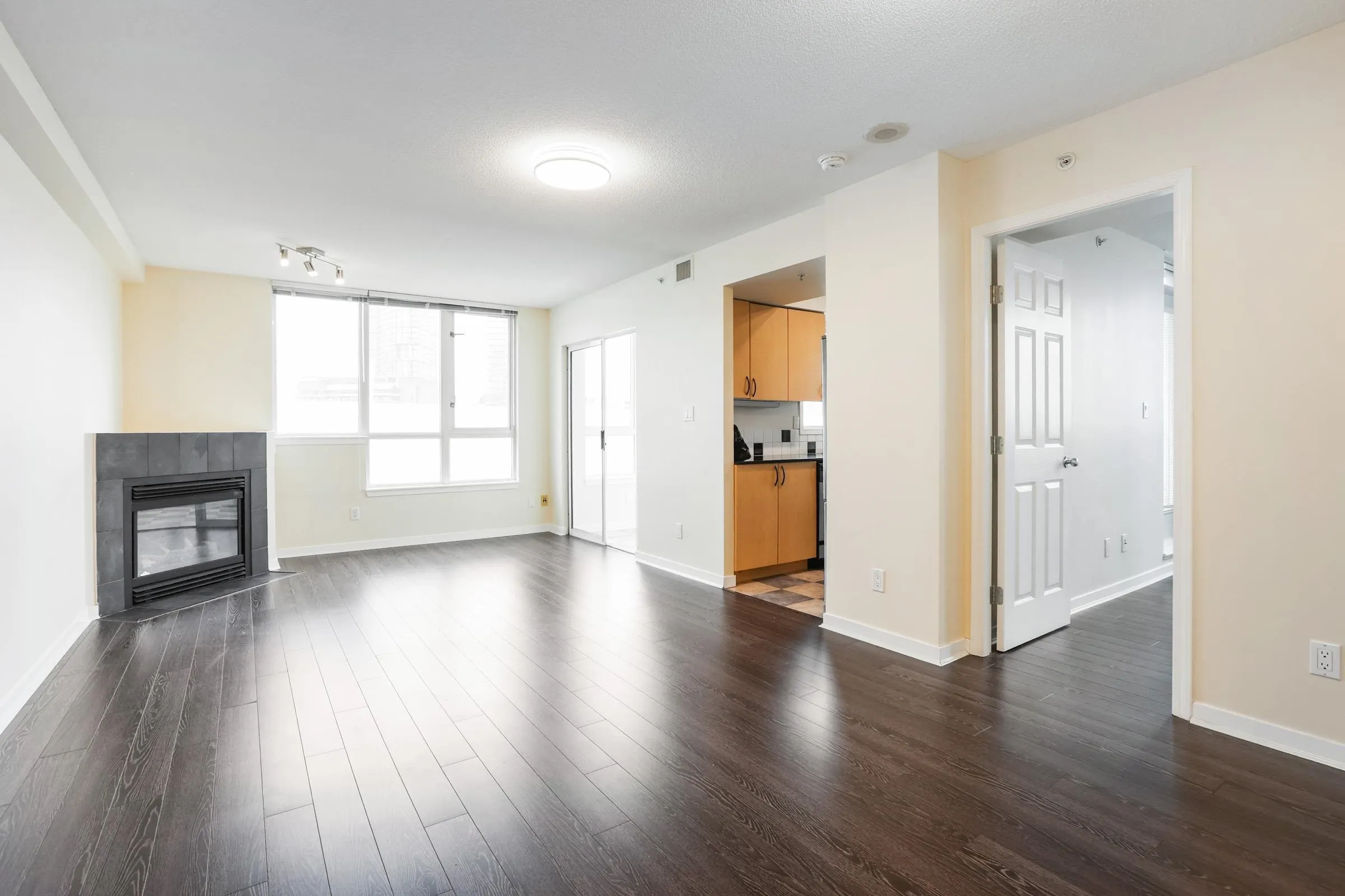 905 63 Keefer Place