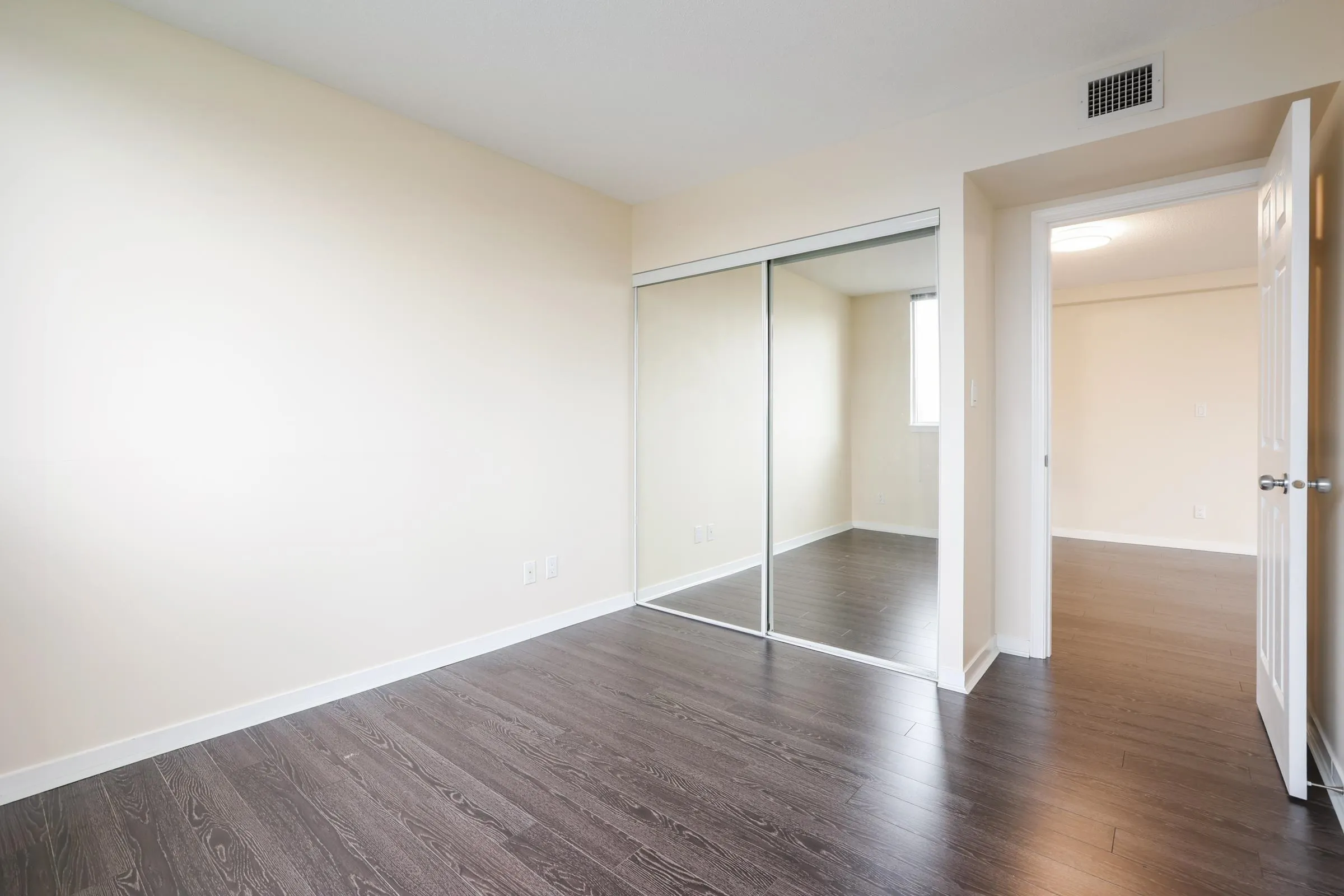905 63 Keefer Place