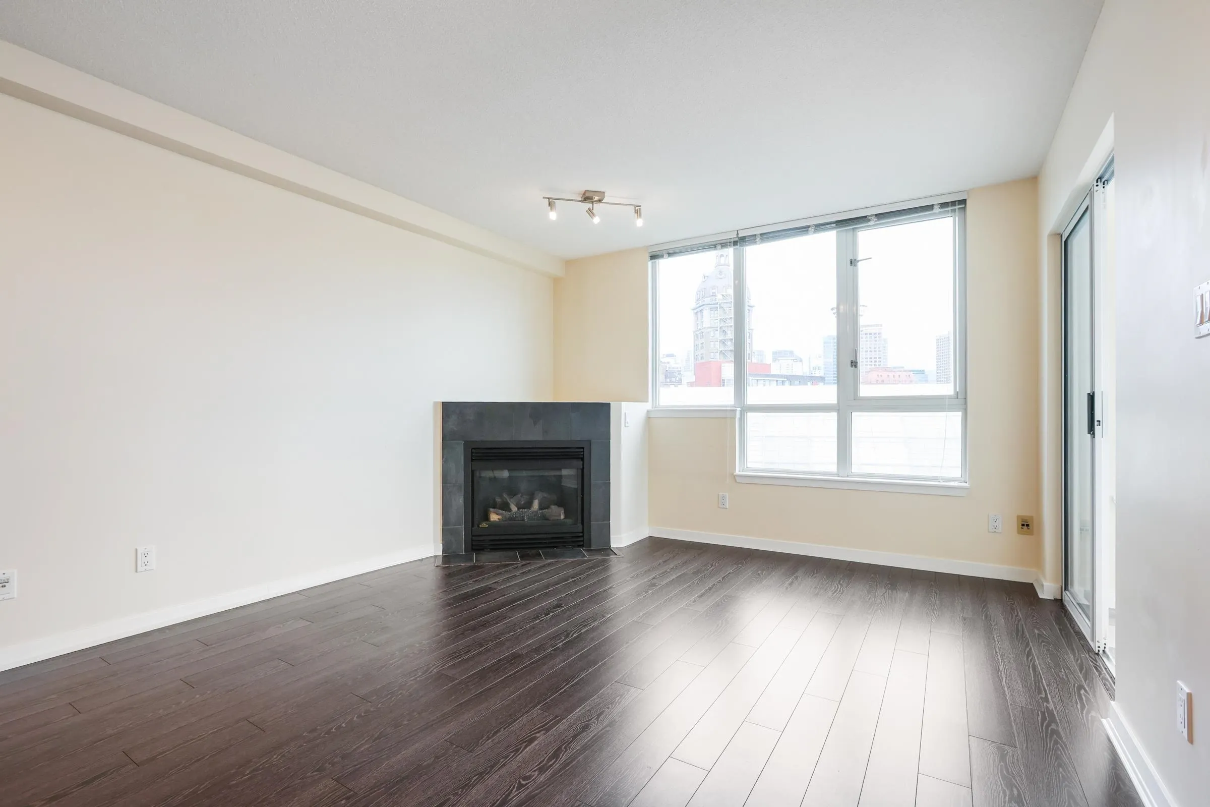 905 63 Keefer Place
