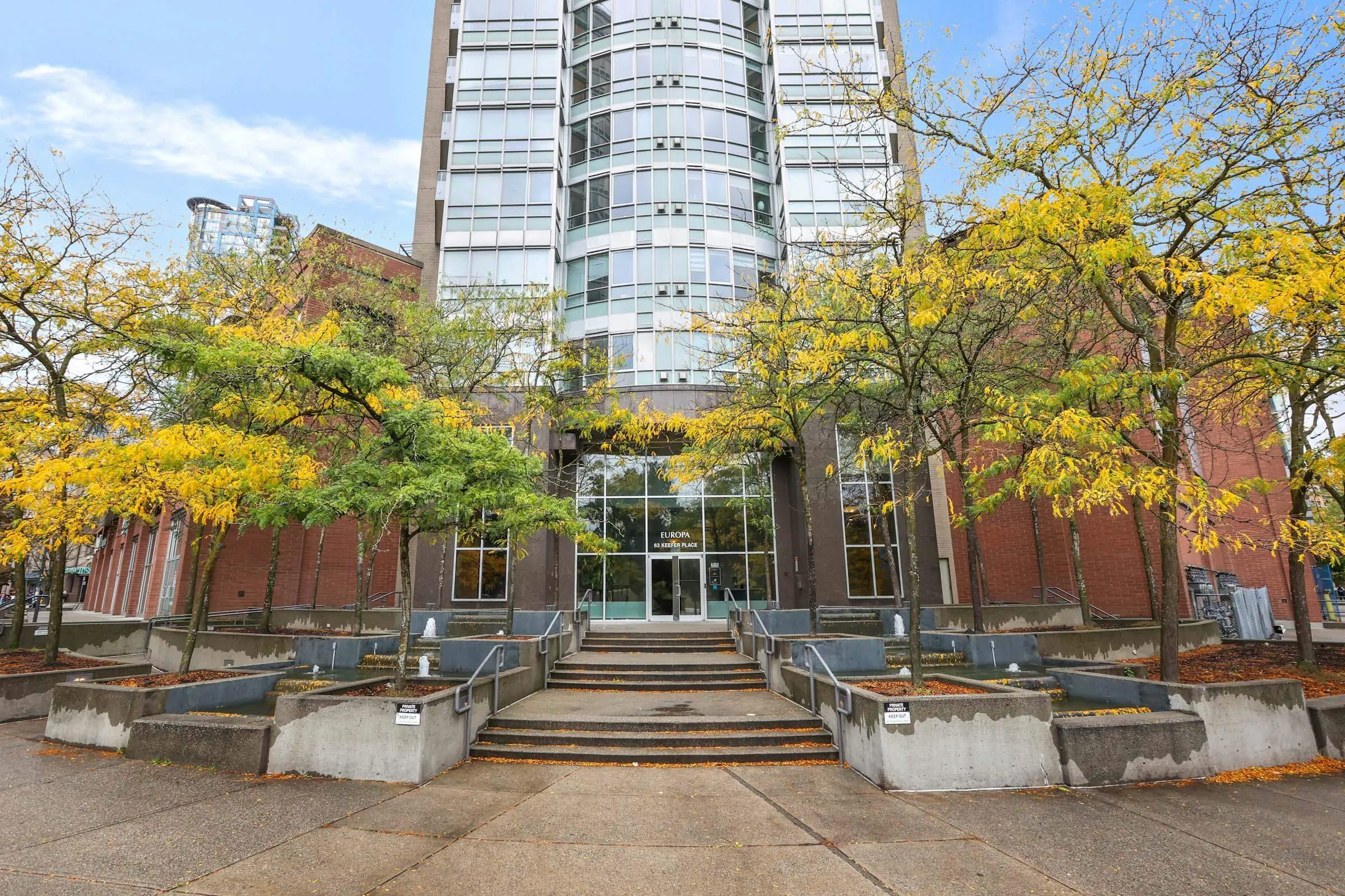 905 63 Keefer Place