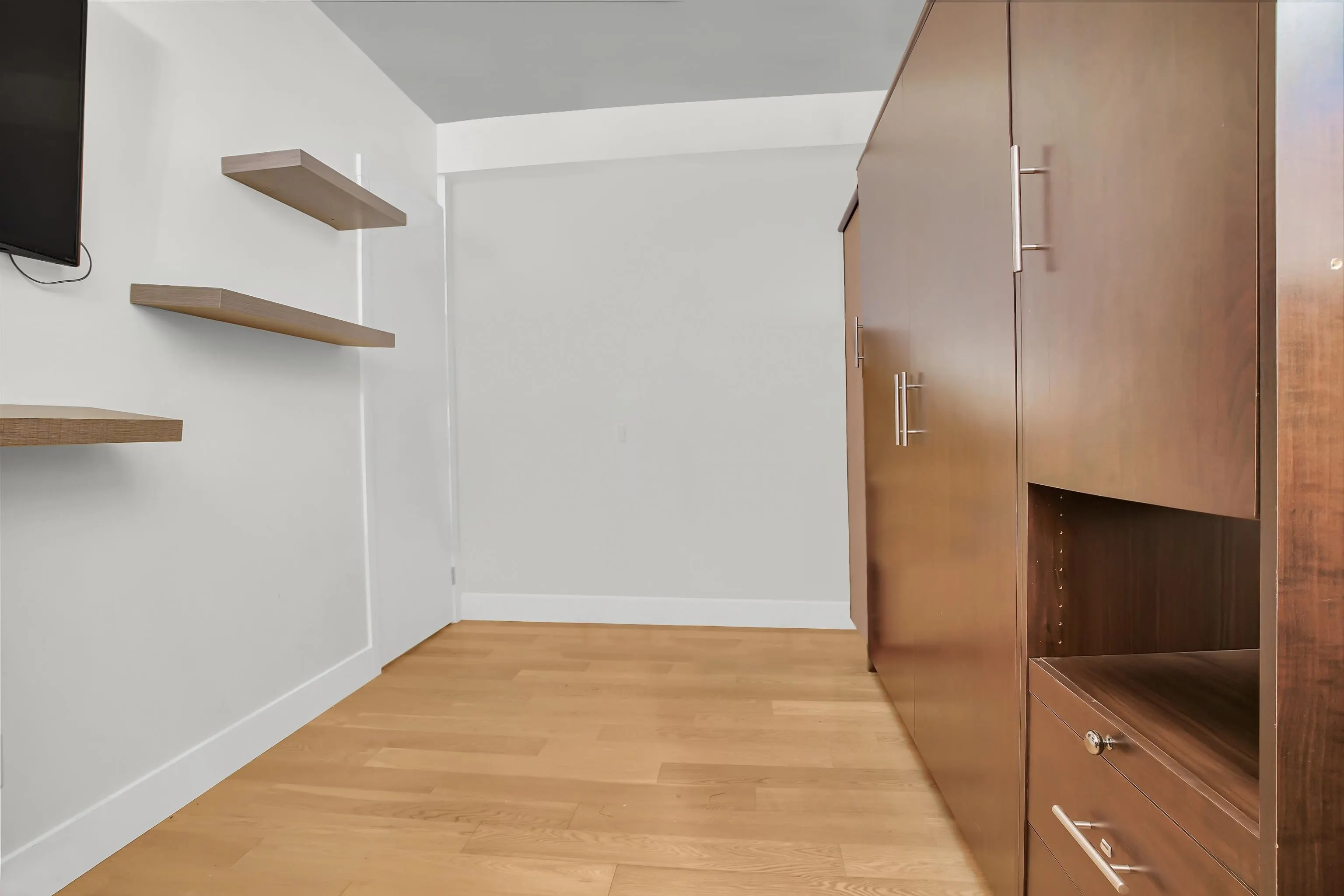 1203 15152 Russell Avenue