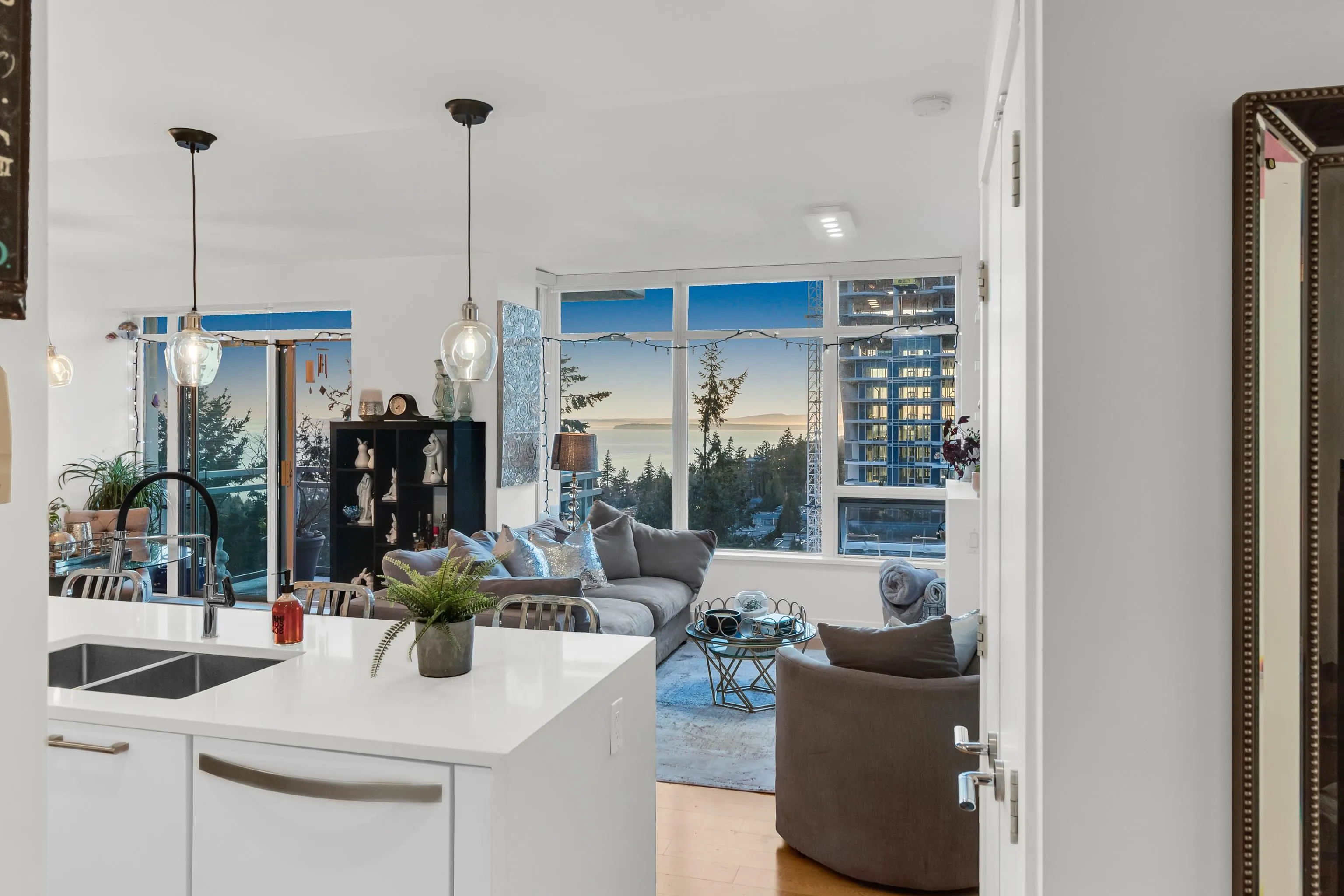 1203 15152 Russell Avenue