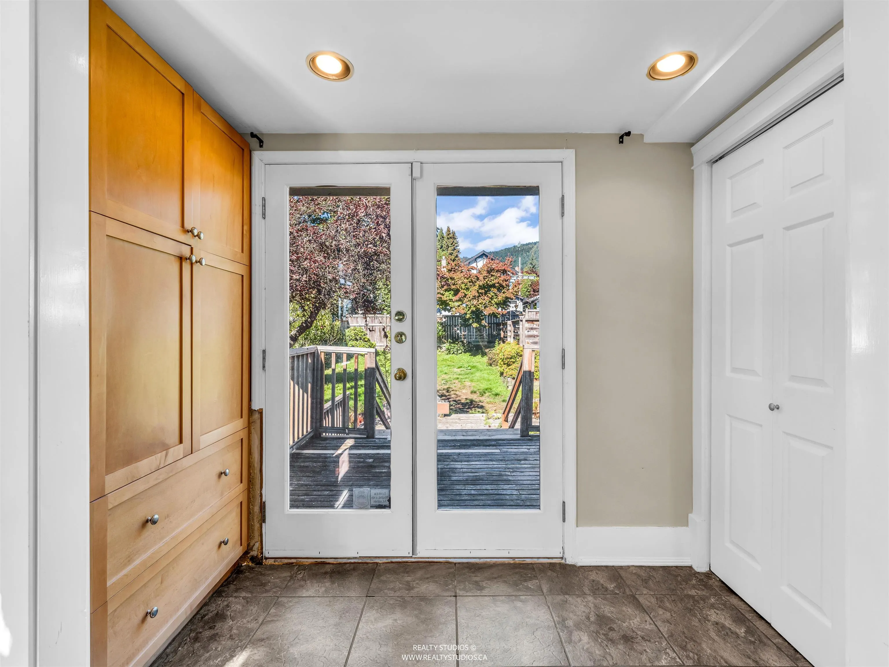 138 W Kings Road