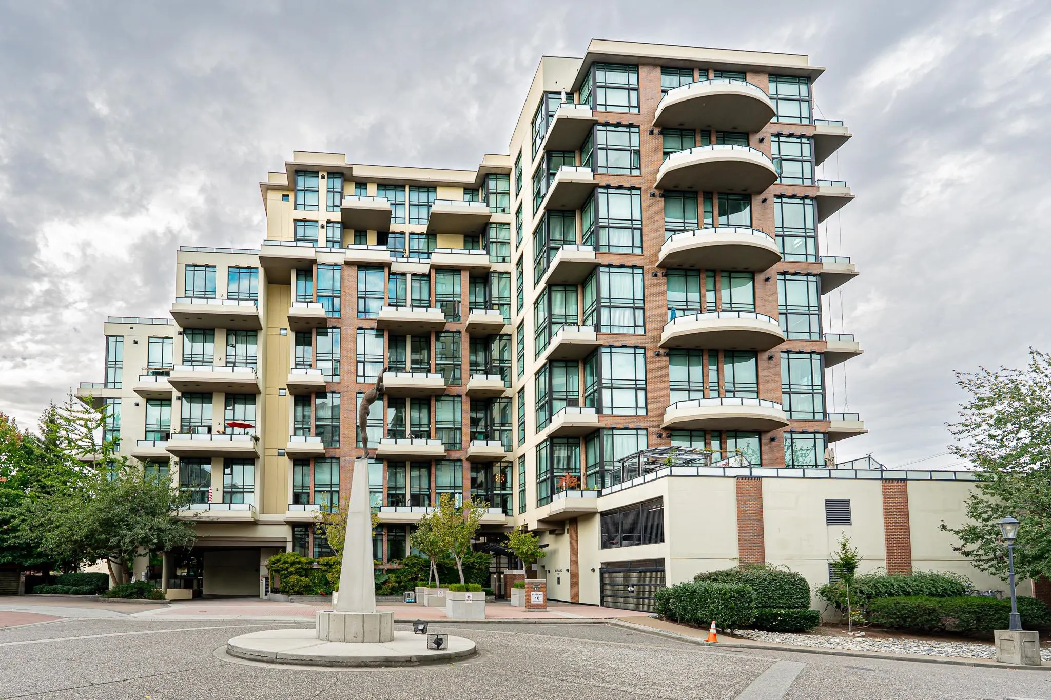 412 10 Renaissance Square
