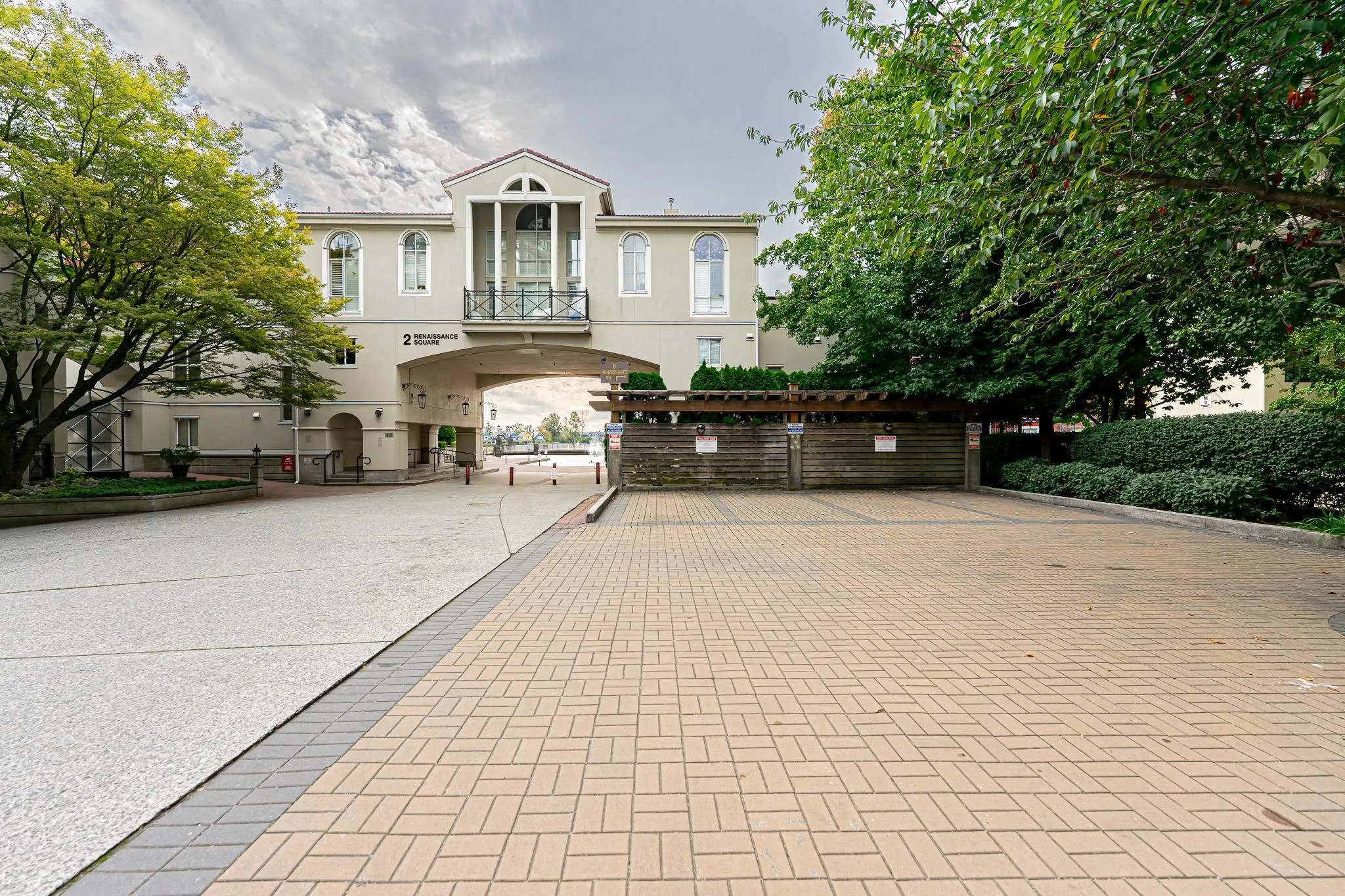 412 10 Renaissance Square