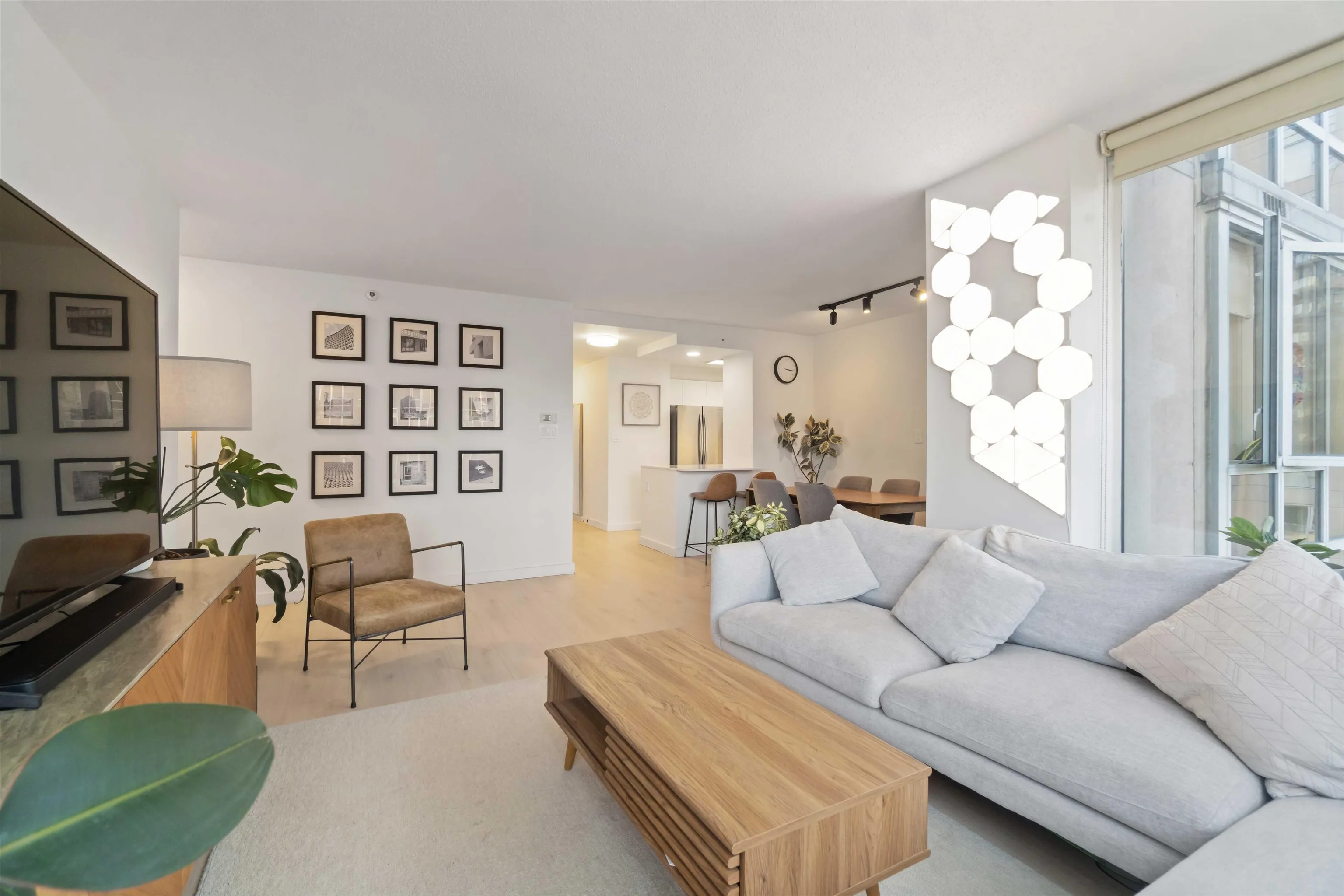 1303 930 Cambie Street