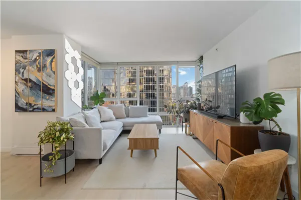 1303 930 Cambie Street