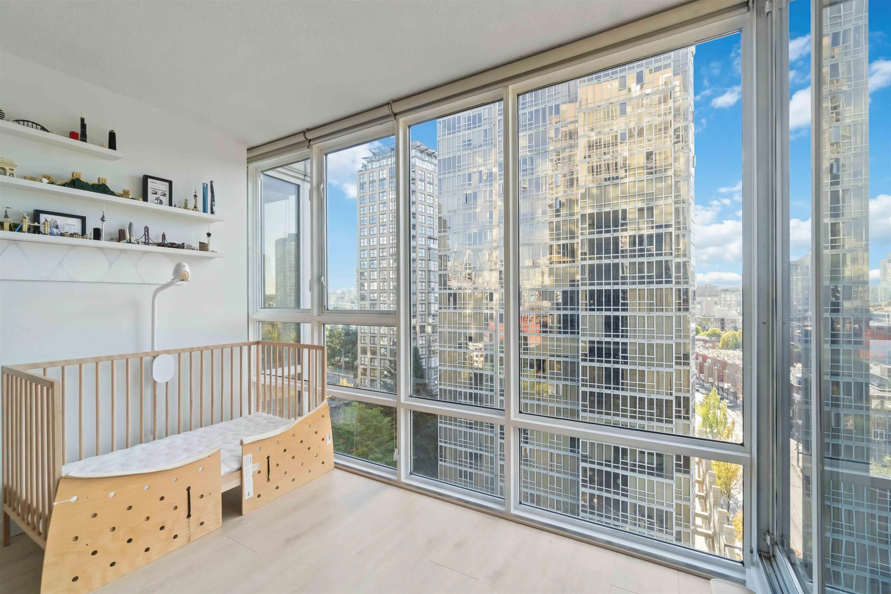 1303 930 Cambie Street