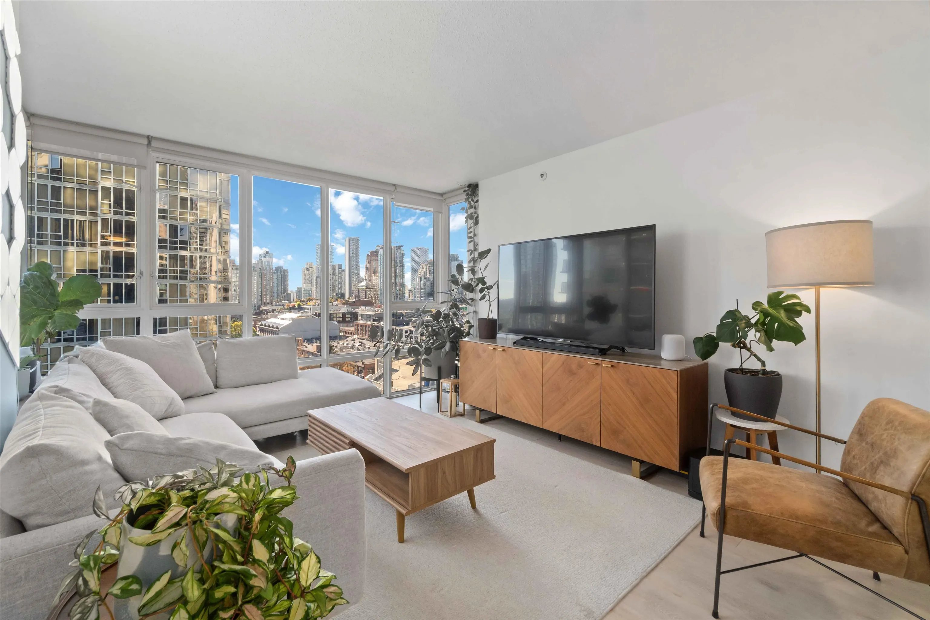 1303 930 Cambie Street