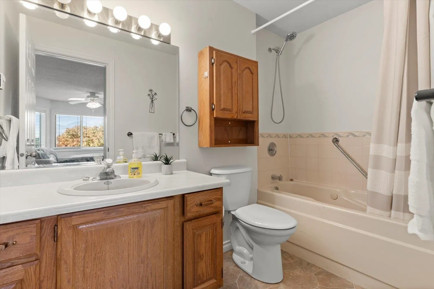 201 8985 Mary Street