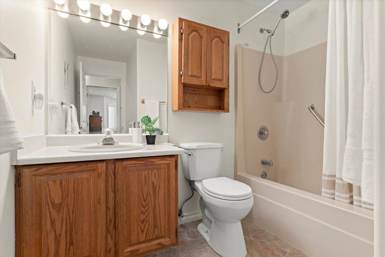 201 8985 Mary Street