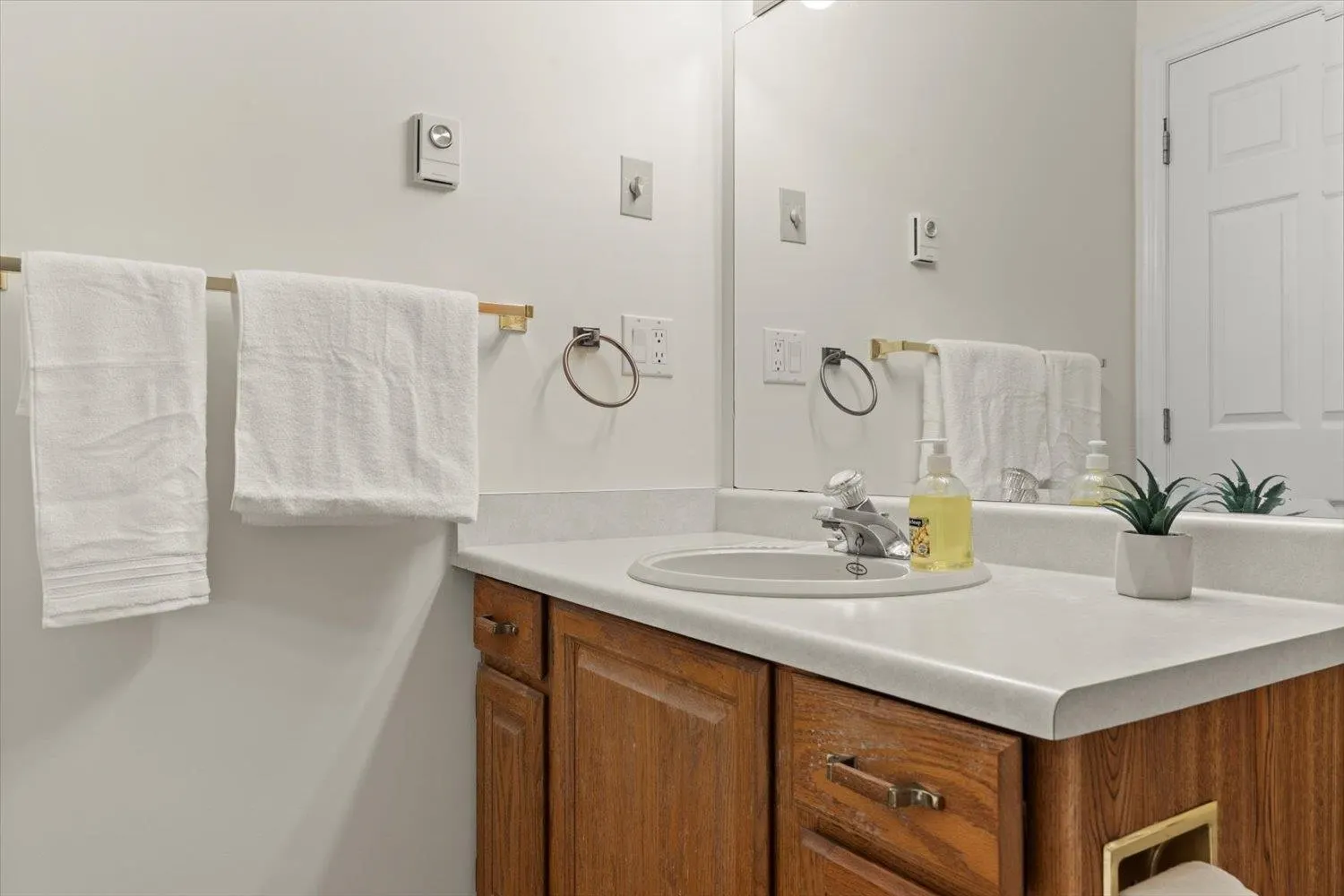 201 8985 Mary Street