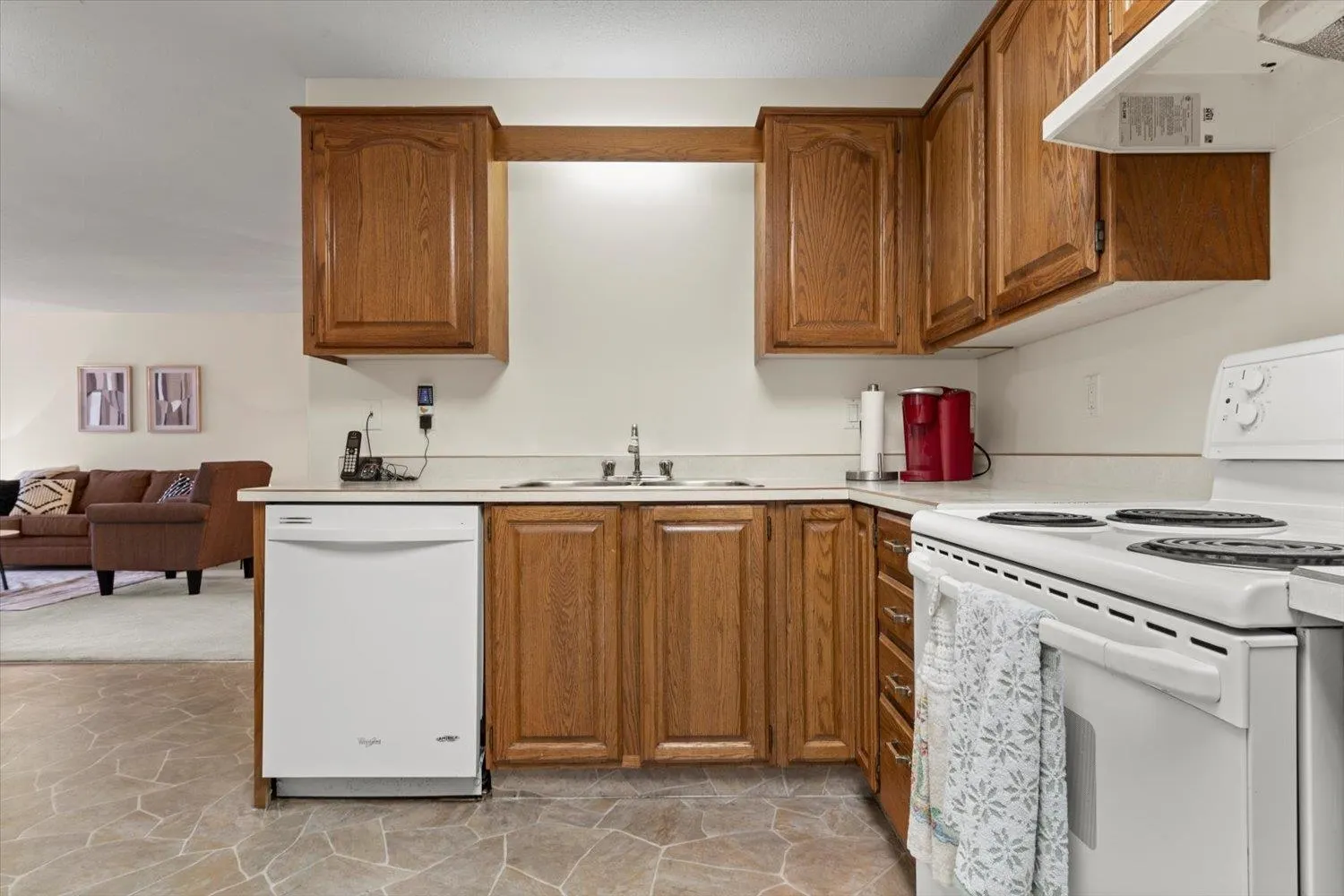 201 8985 Mary Street