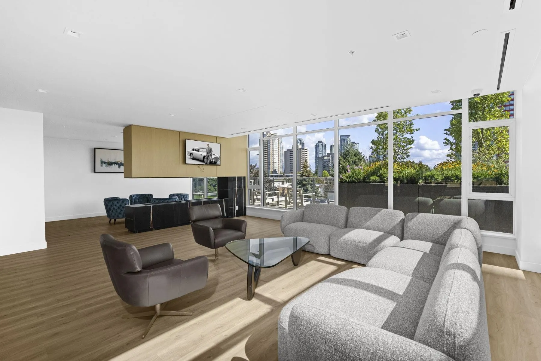 2504 6511 Sussex Avenue