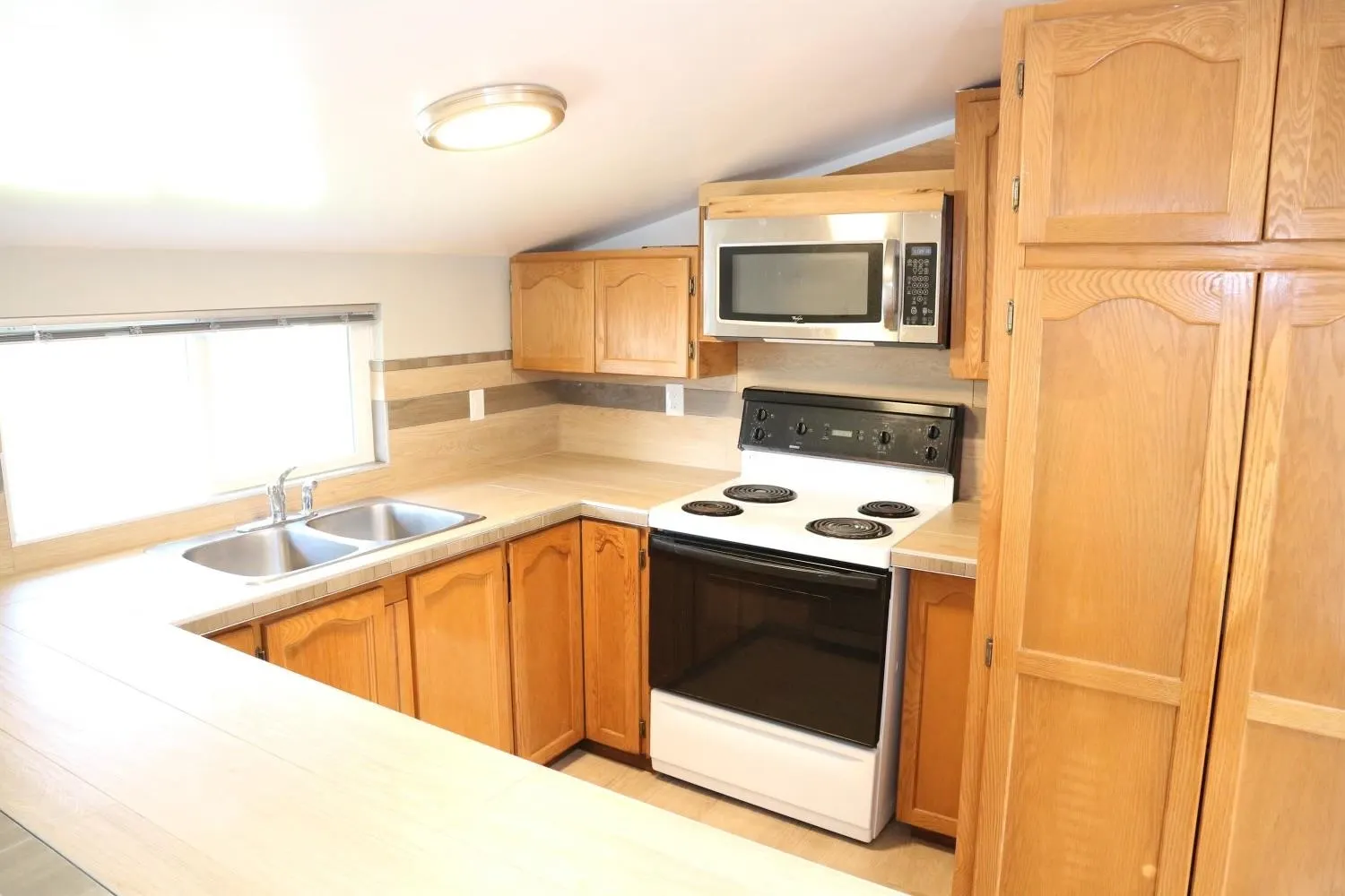 Top 796 E 12 Street