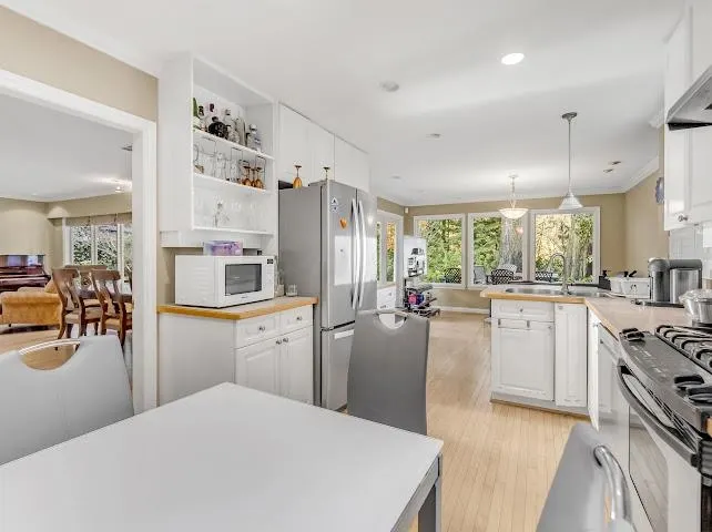 4025 Sunset Boulevard
