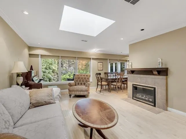 4025 Sunset Boulevard