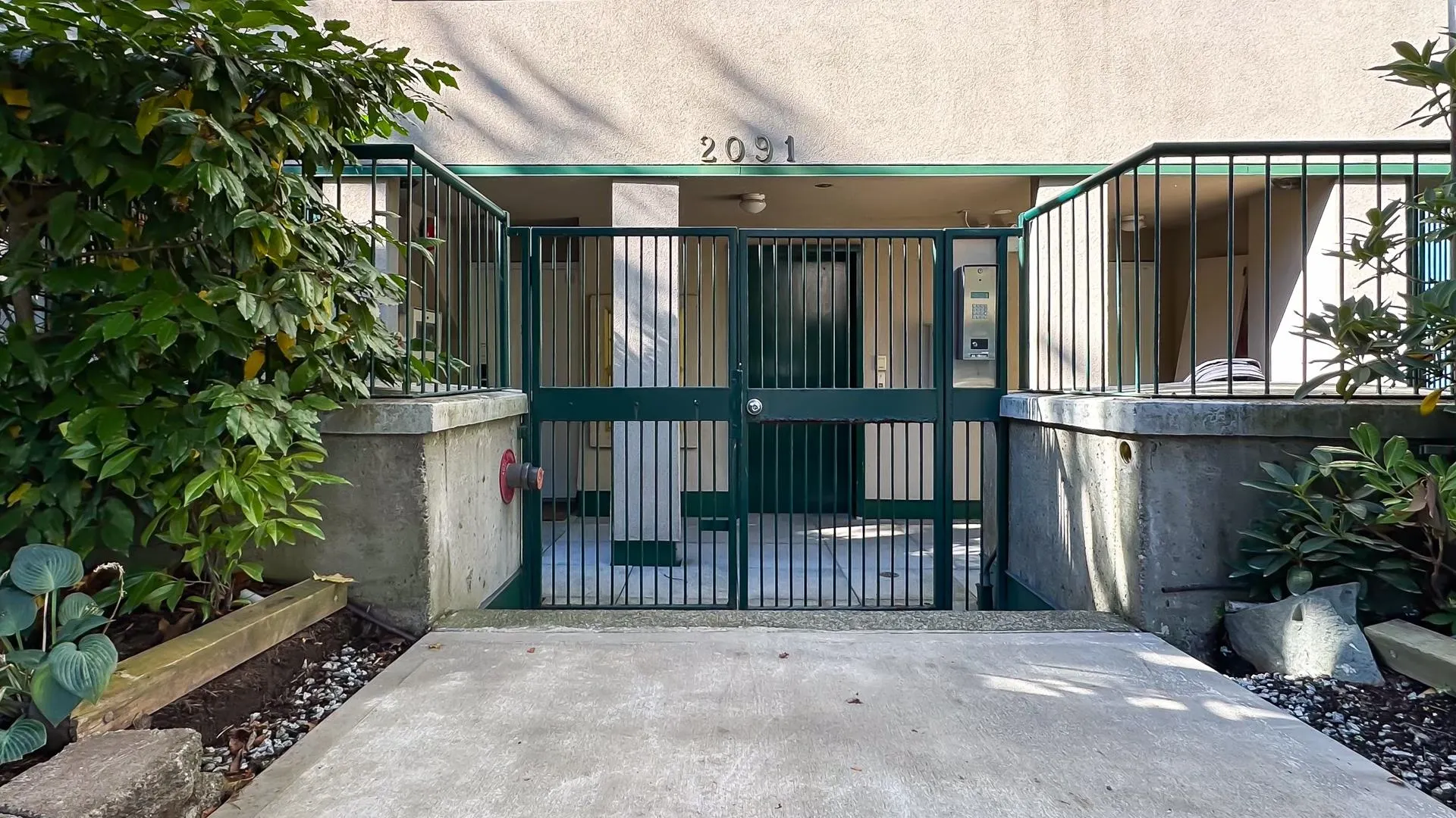 402 PH2 2091 Vine Street