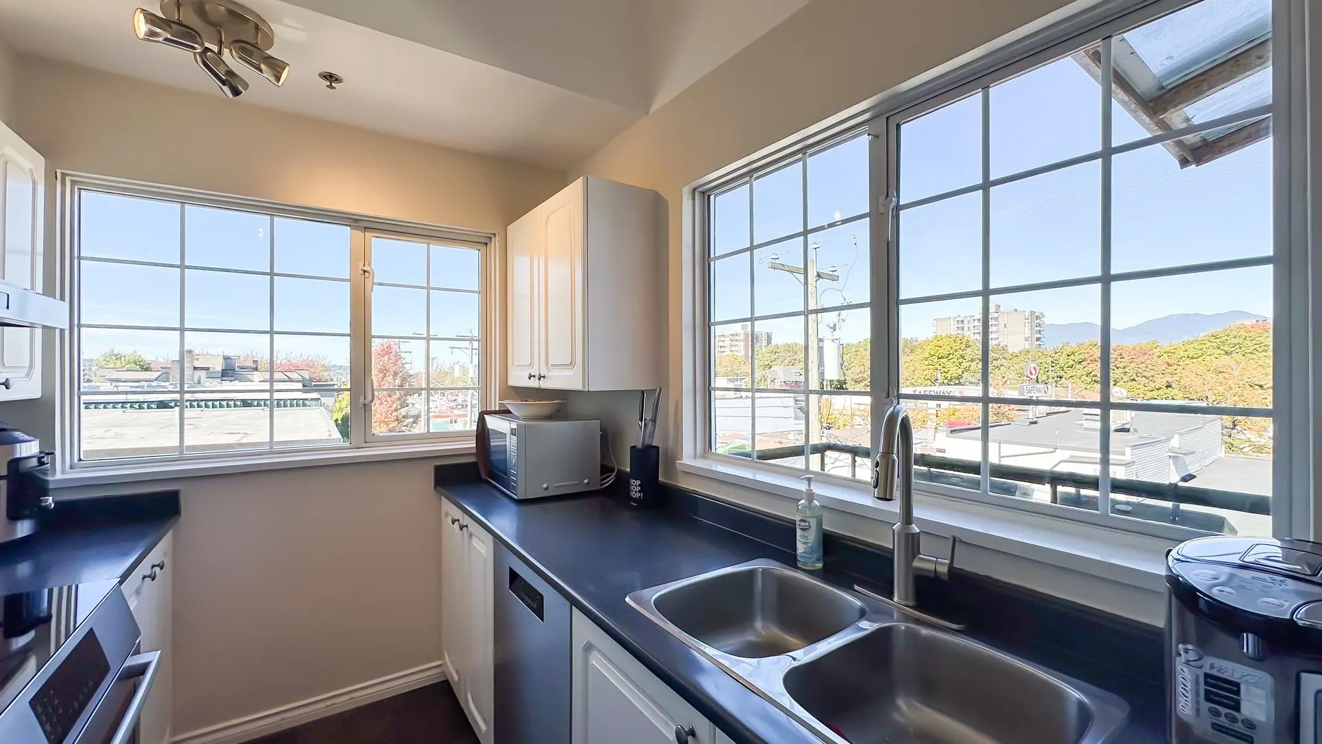 402 PH2 2091 Vine Street