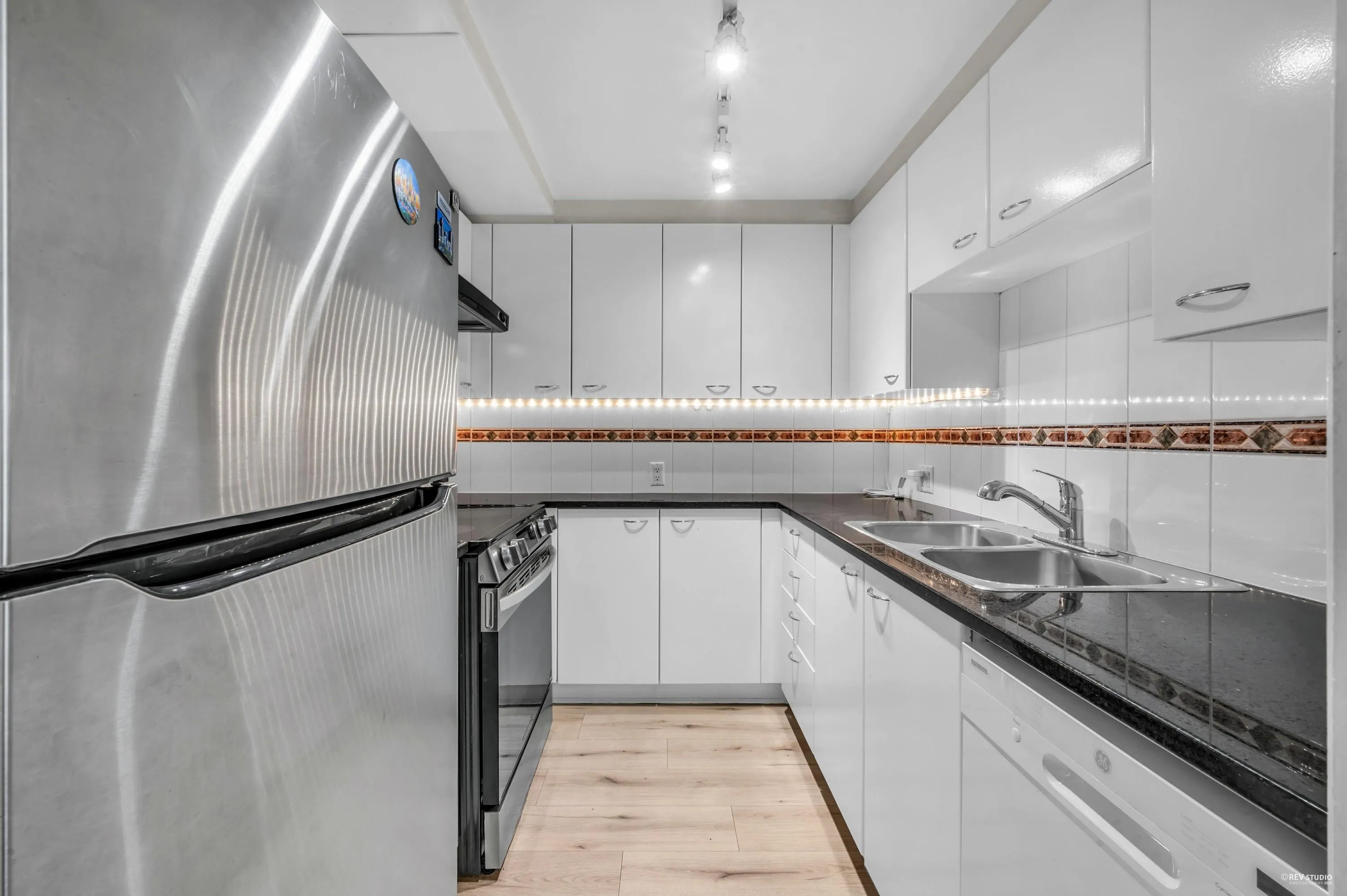 201 1367 Alberni Street