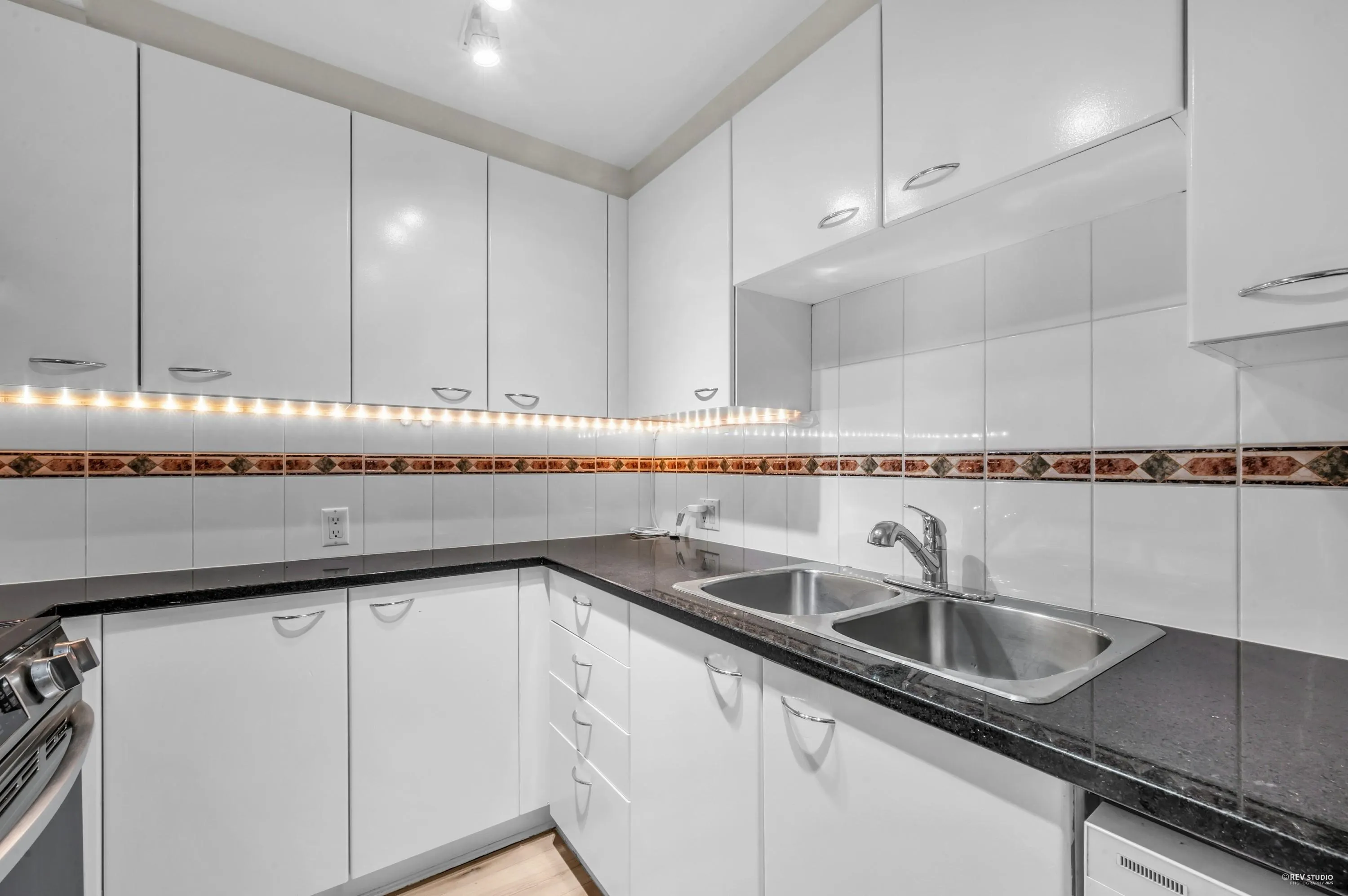 201 1367 Alberni Street