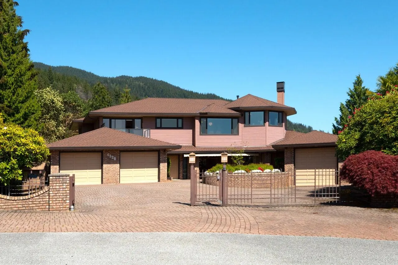 4228 Rockridge Crescent